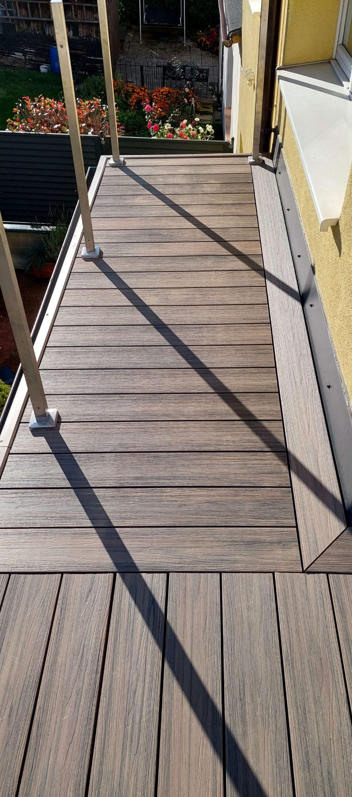 Narożny balkon w kształcie L – deska tarasowa Premium Antique