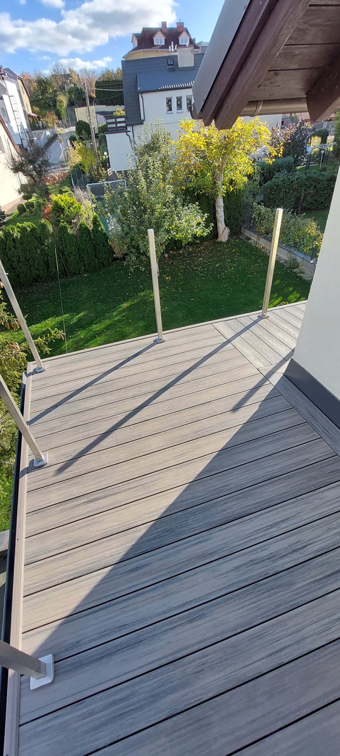 Narożny balkon w kształcie L – deska tarasowa Premium Antique