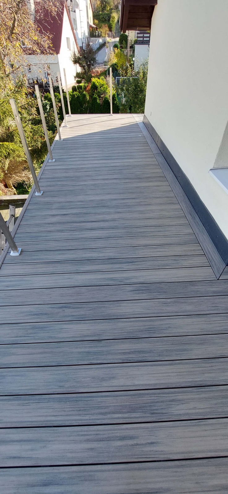 Narożny balkon w kształcie L – deska tarasowa Premium Antique