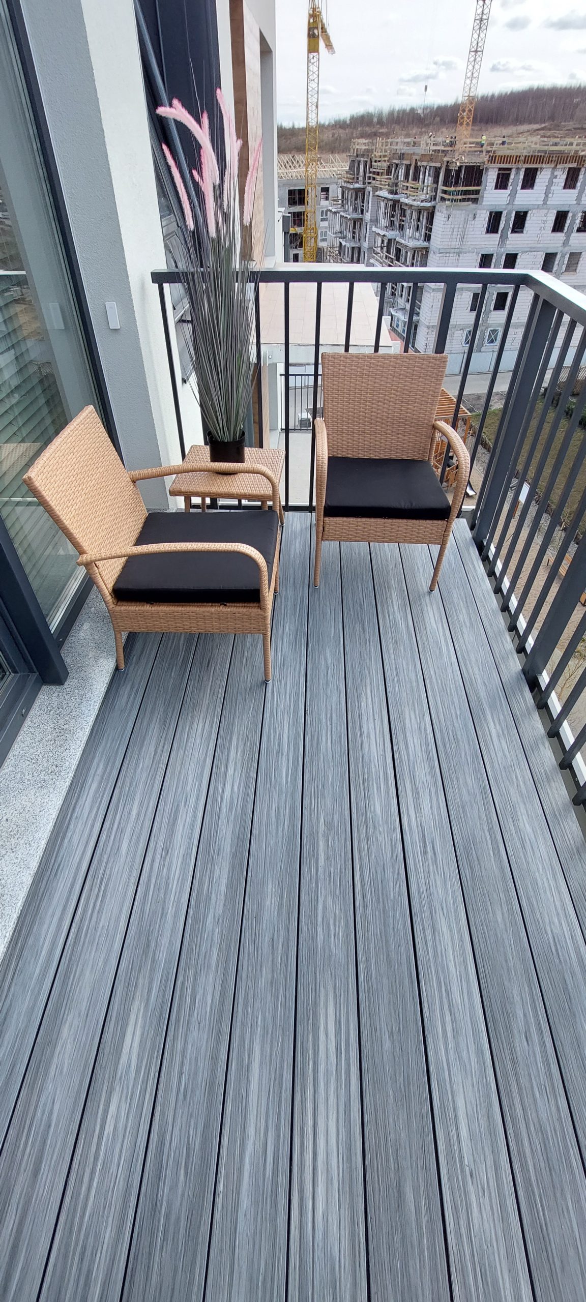 Balkon z deski kompozytowej Premium Gray – styl w miejskim wydaniu