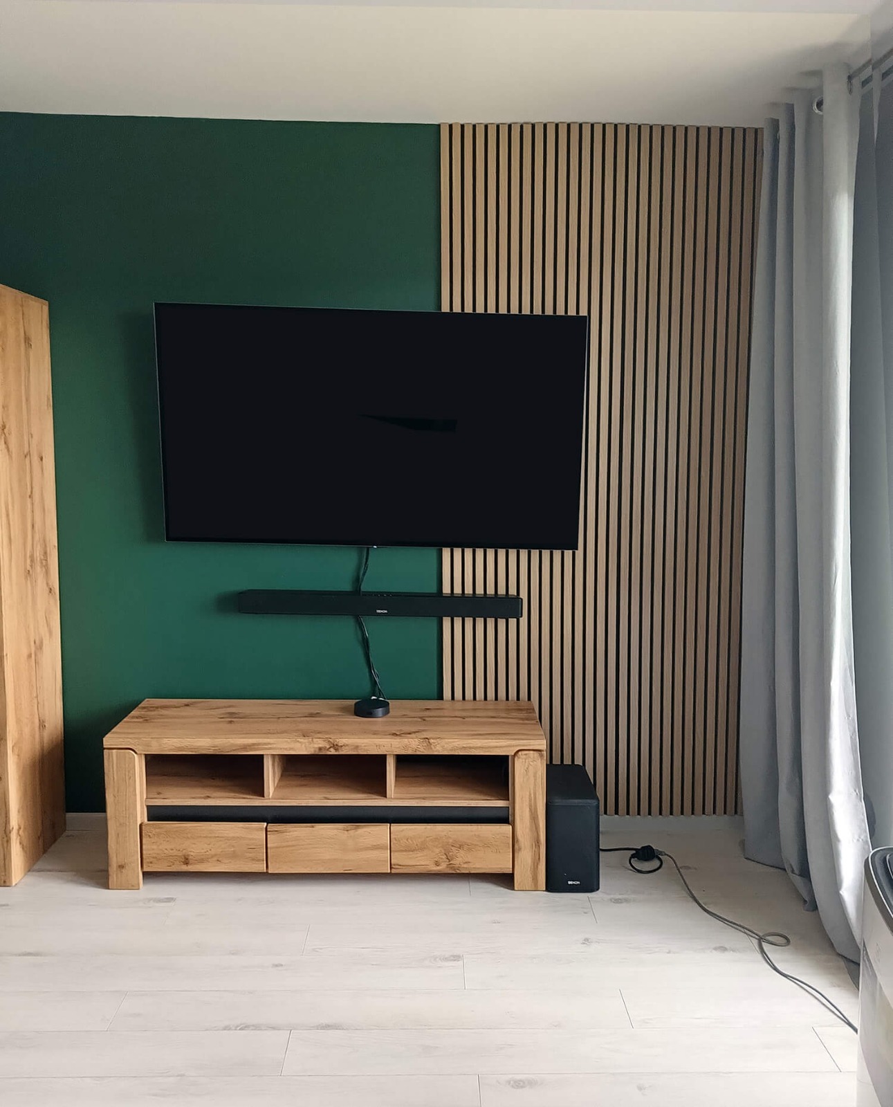 Aranżacja salonu – lamele akustyczne Dąb Sonoma