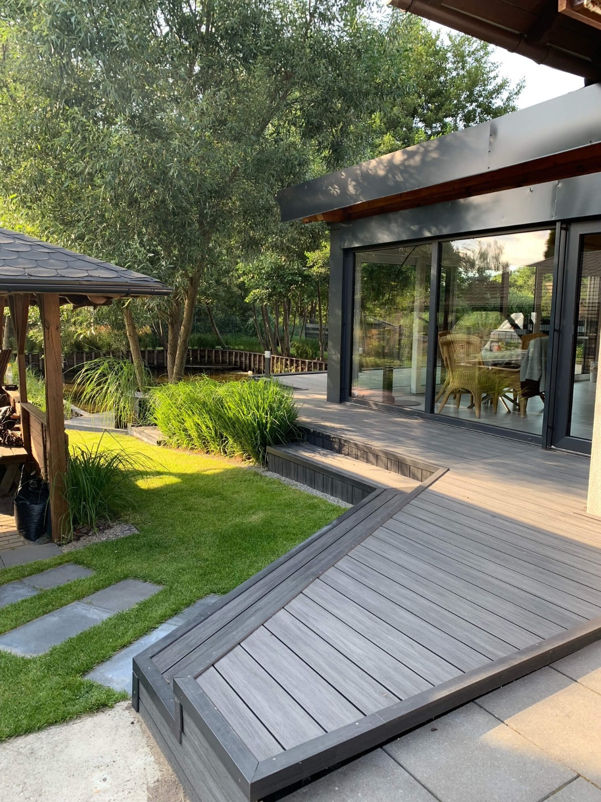 Duży taras z deski kompozytowej Premium Antracyt