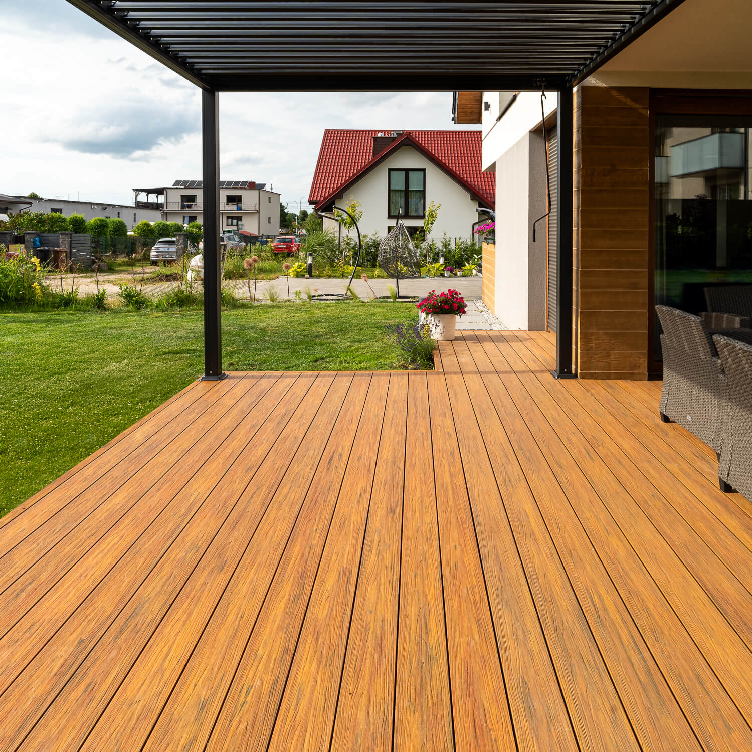 Pergola Ogrodowa od Liderwood – nowoczesny taras z desek kompozytowych Premium Amber
