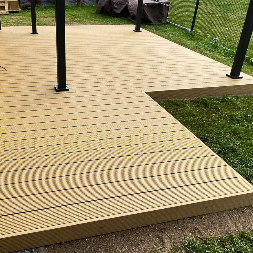 Taras z pergolą – deski kompozytowe Standard Miodowy Teak