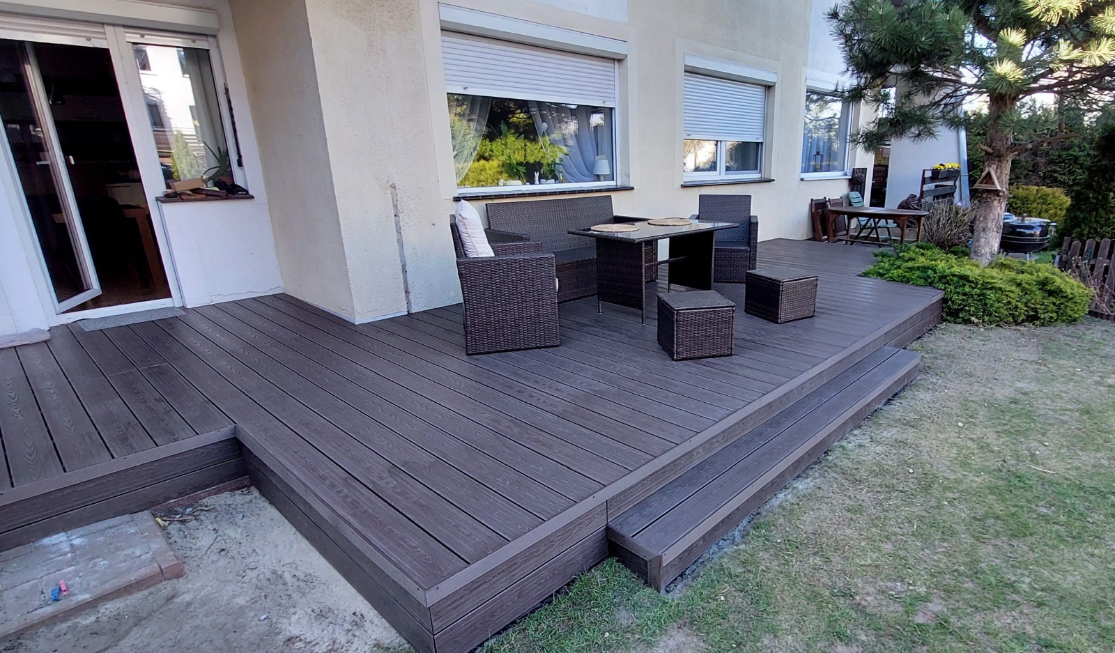 Duży taras ze schodkiem z deski kompozytowej 3D Brąz