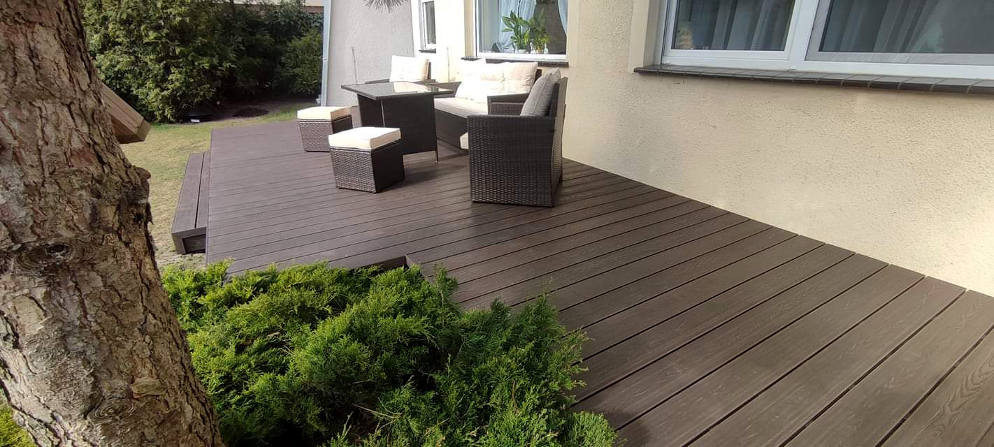 Duży taras ze schodkiem z deski kompozytowej 3D Brąz