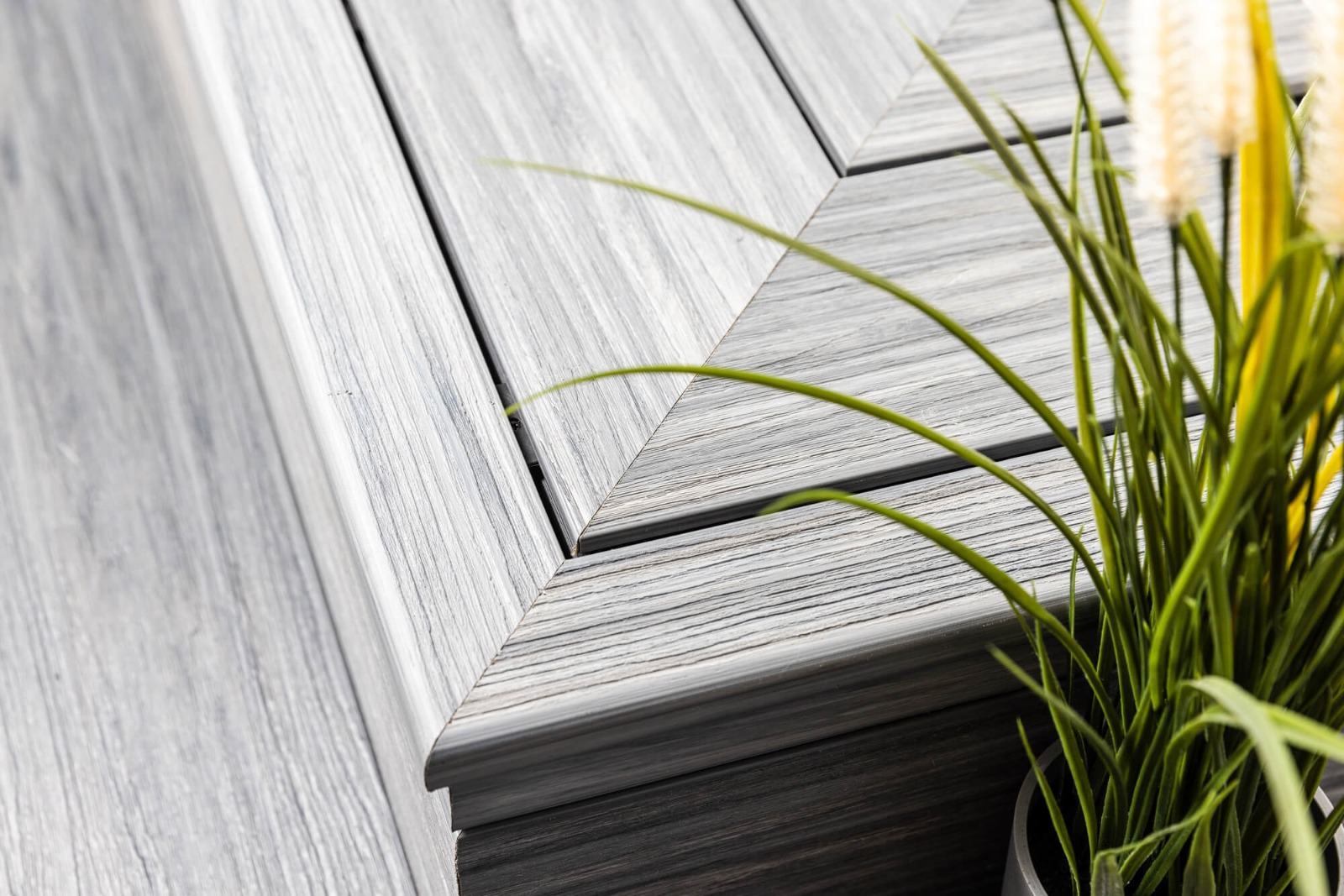 Ekspozycja w Salonie Sprzedaży w Rumi – deski i lamele kompozytowe