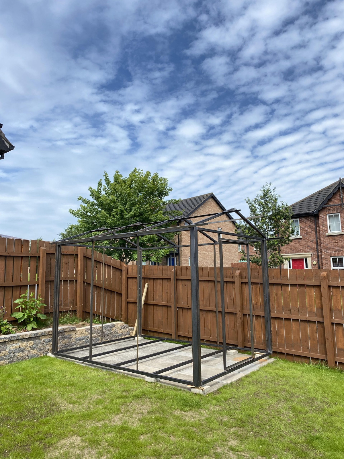 Domek ogrodowy z deską elewacyjną Standard Miodowy Teak – praktyczny i estetyczny akcent w ogrodzie