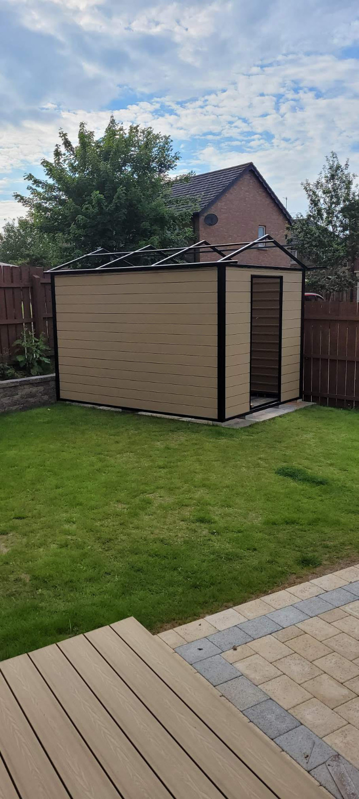 Domek ogrodowy z deską elewacyjną Standard Miodowy Teak – praktyczny i estetyczny akcent w ogrodzie