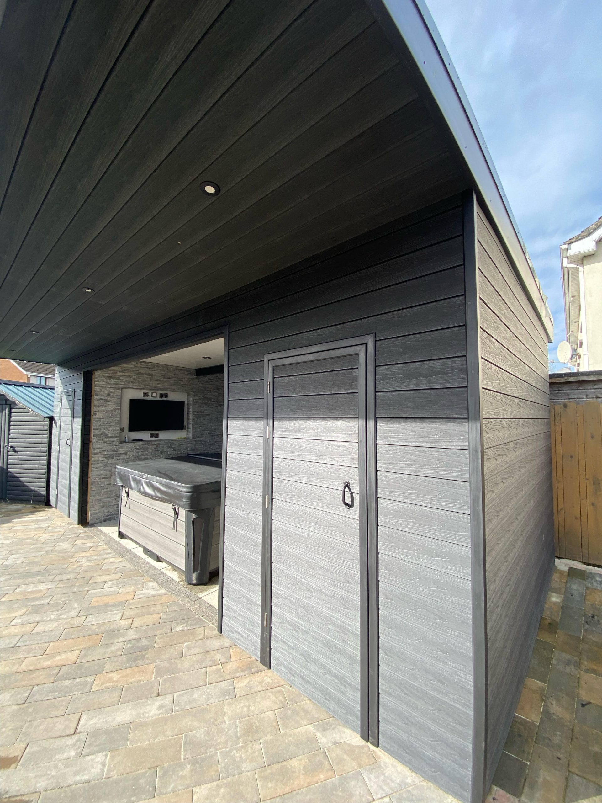 Domek z zadaszeniem z deski kompozytowej Premium Gray