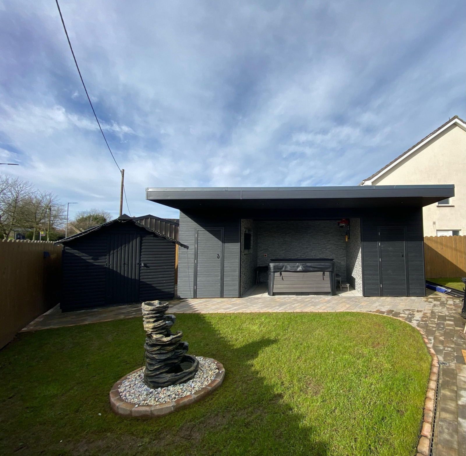 Domek z zadaszeniem z deski kompozytowej Premium Gray