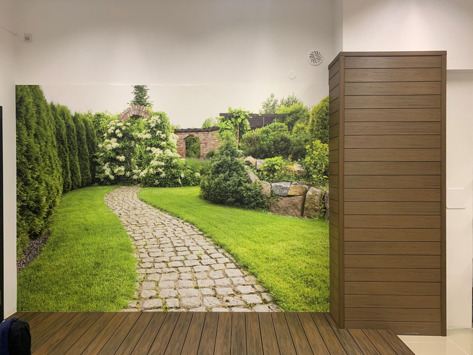 Ekspozycja deski elewacyjnej Premium Teak w salonie w Gdyni