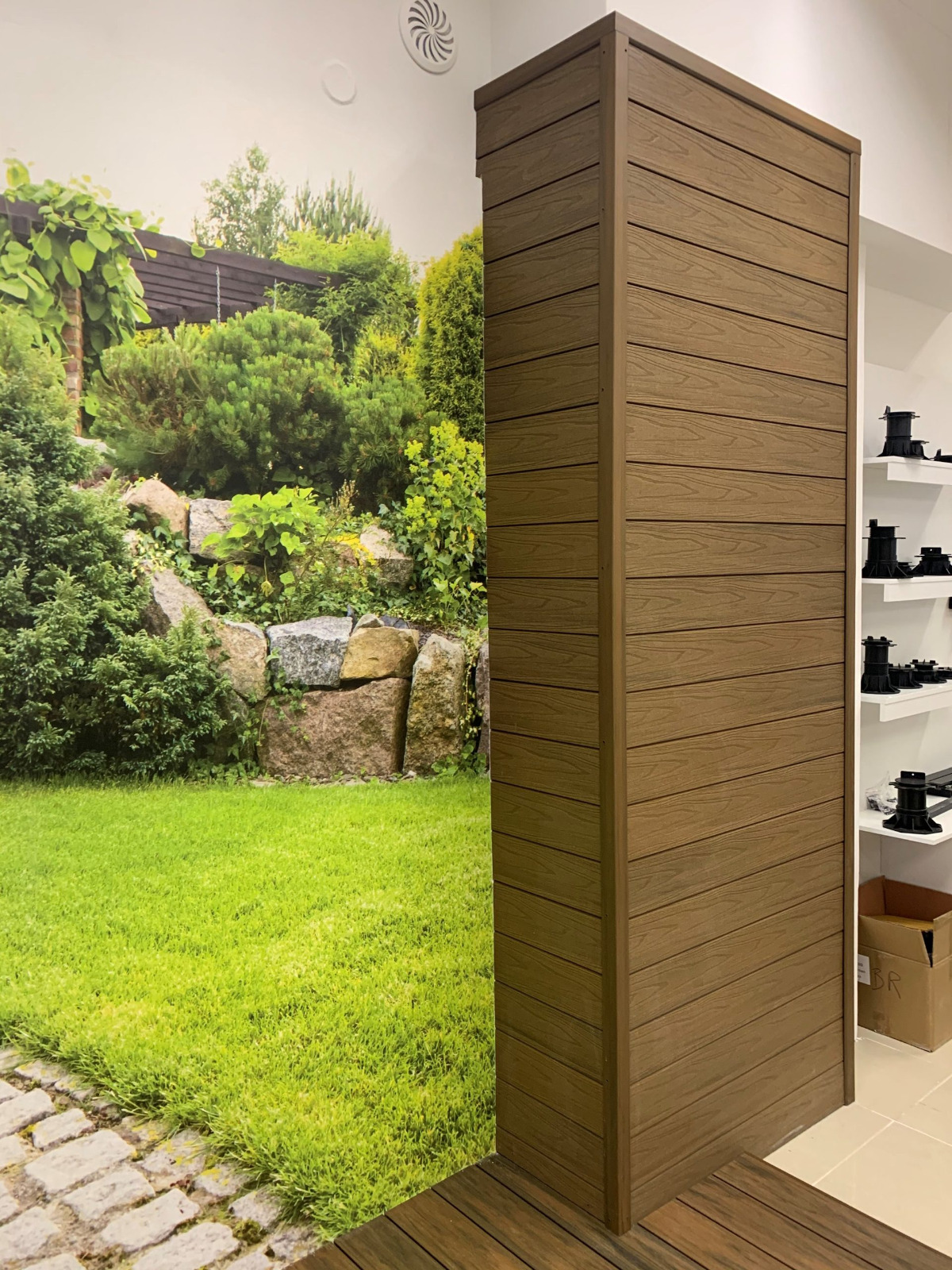 Ekspozycja deski elewacyjnej Premium Teak w salonie w Gdyni