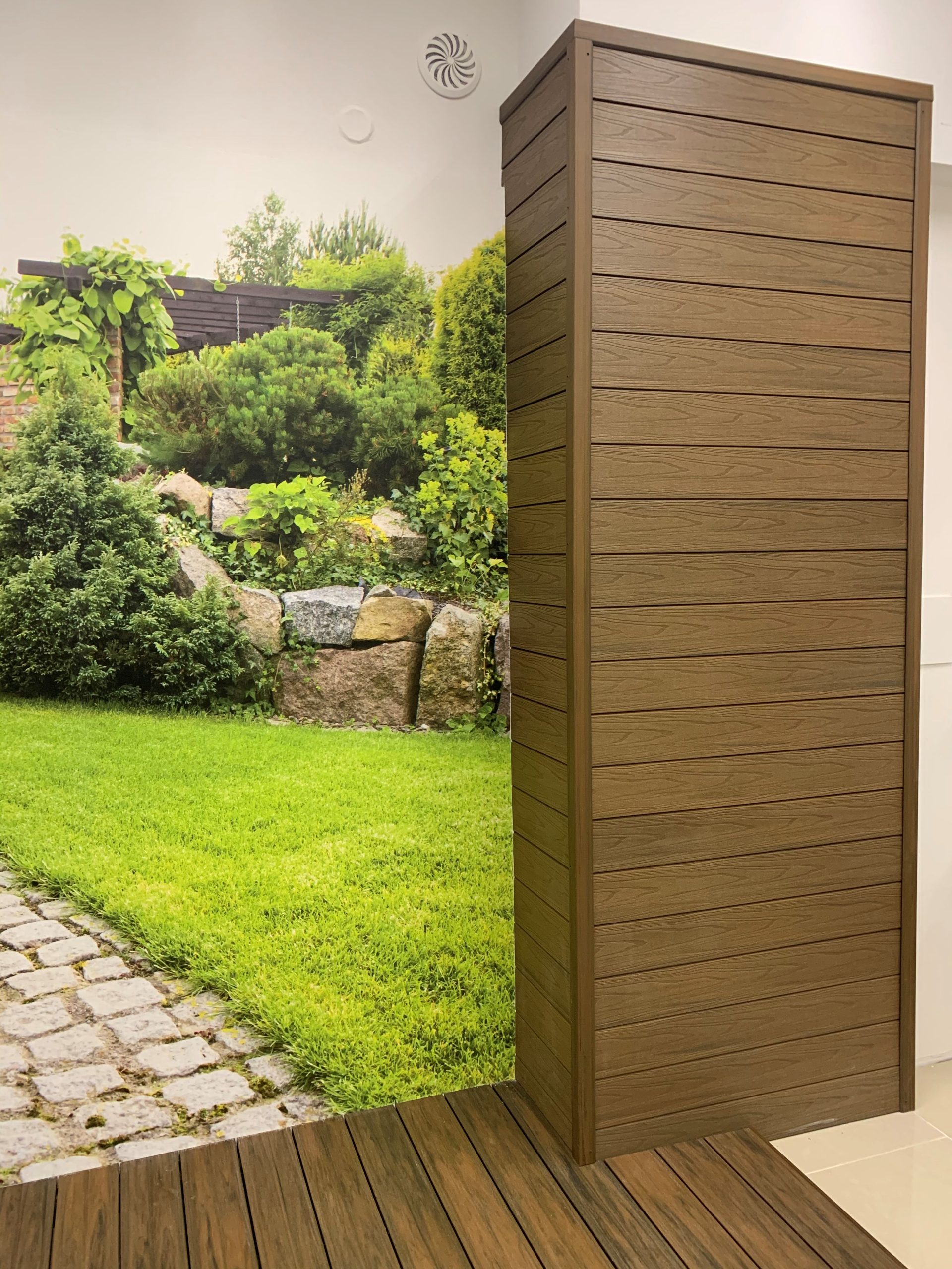 Ekspozycja deski elewacyjnej Premium Teak w salonie w Gdyni