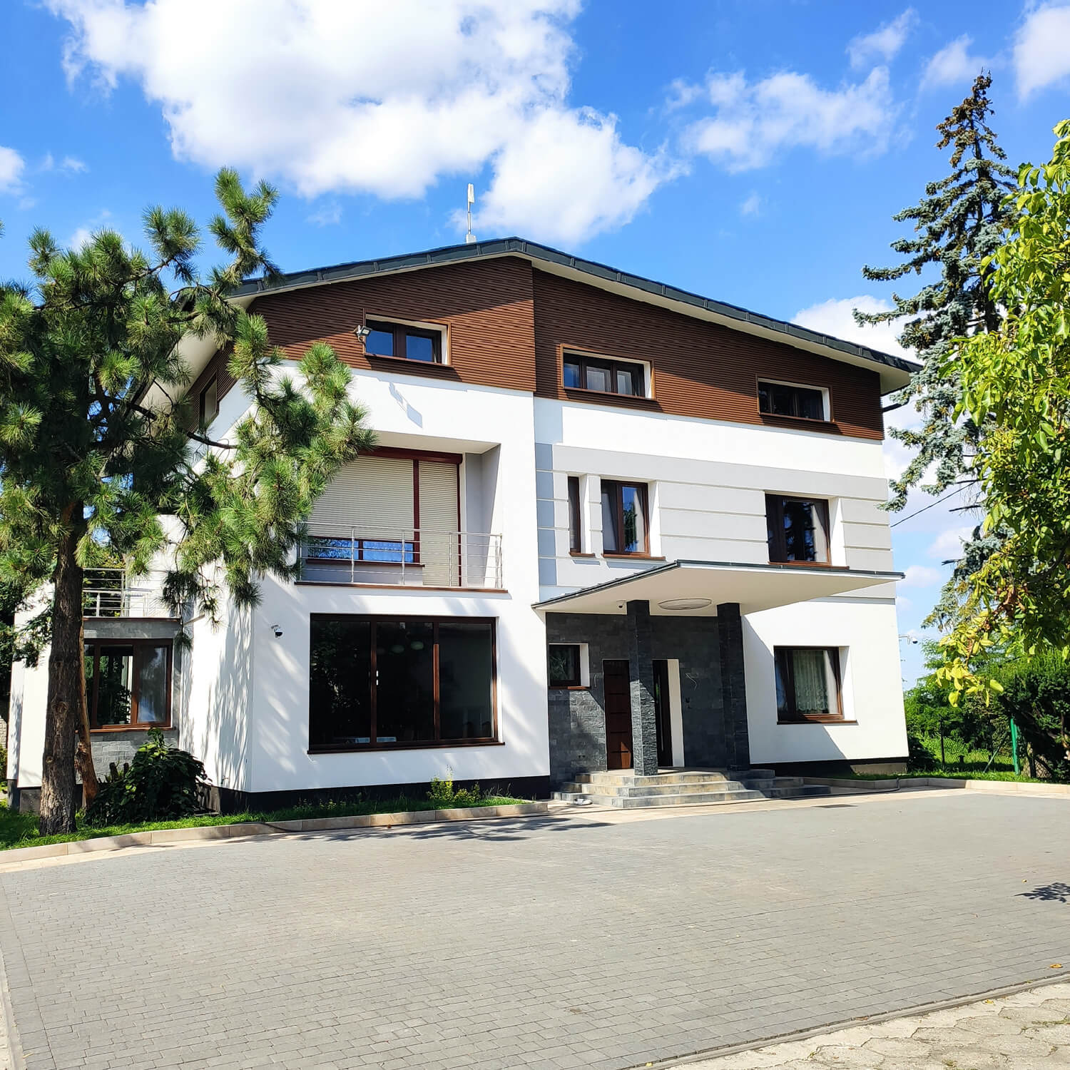 Lamele Premium Teak na elewacji – ułożone w poprzek