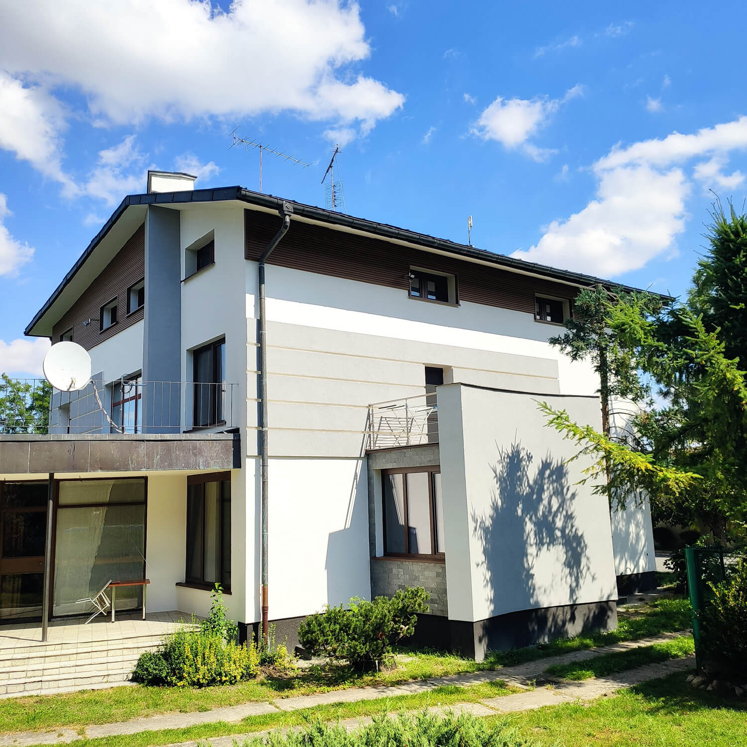 Lamele Premium Teak na elewacji – ułożone w poprzek