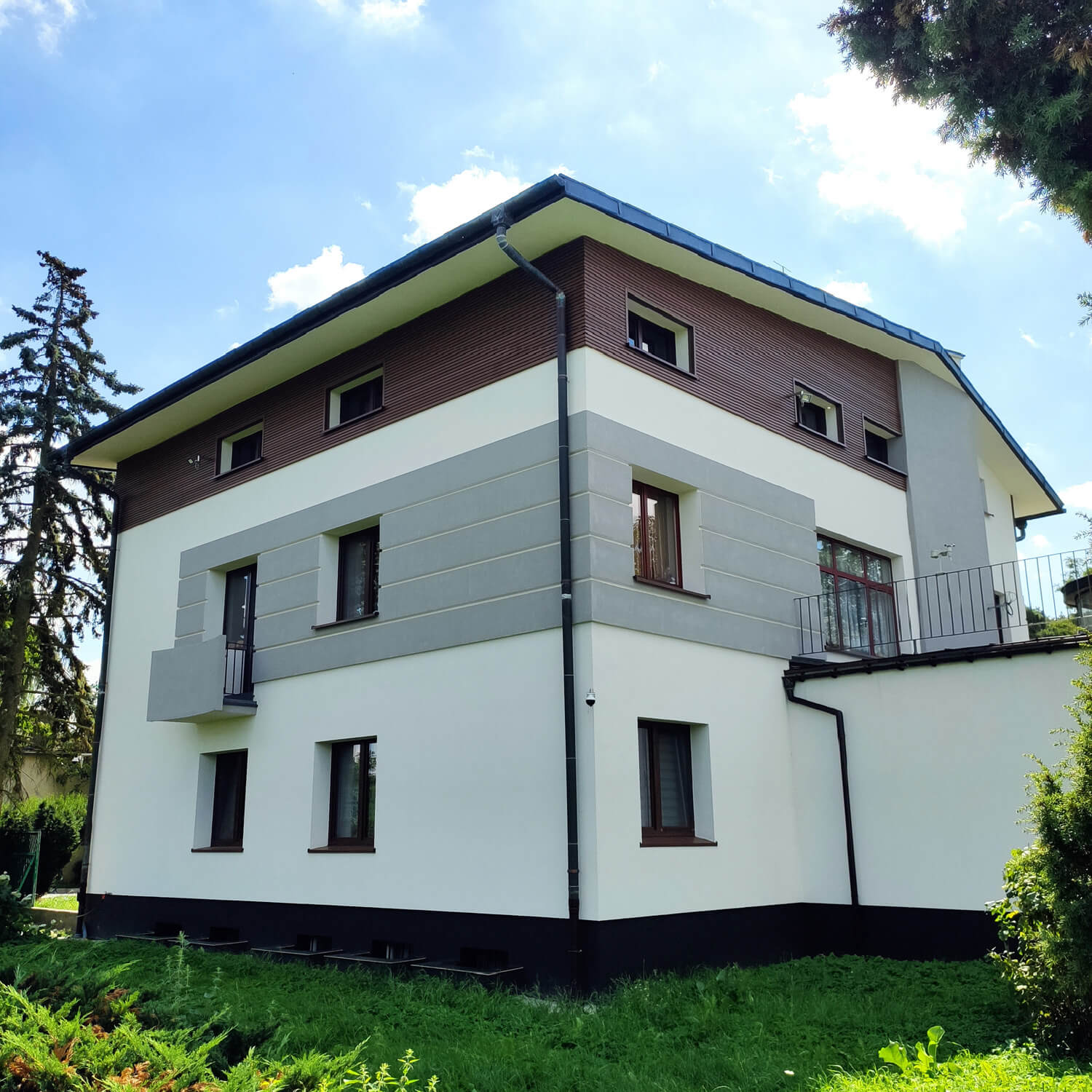 Lamele Premium Teak na elewacji – ułożone w poprzek