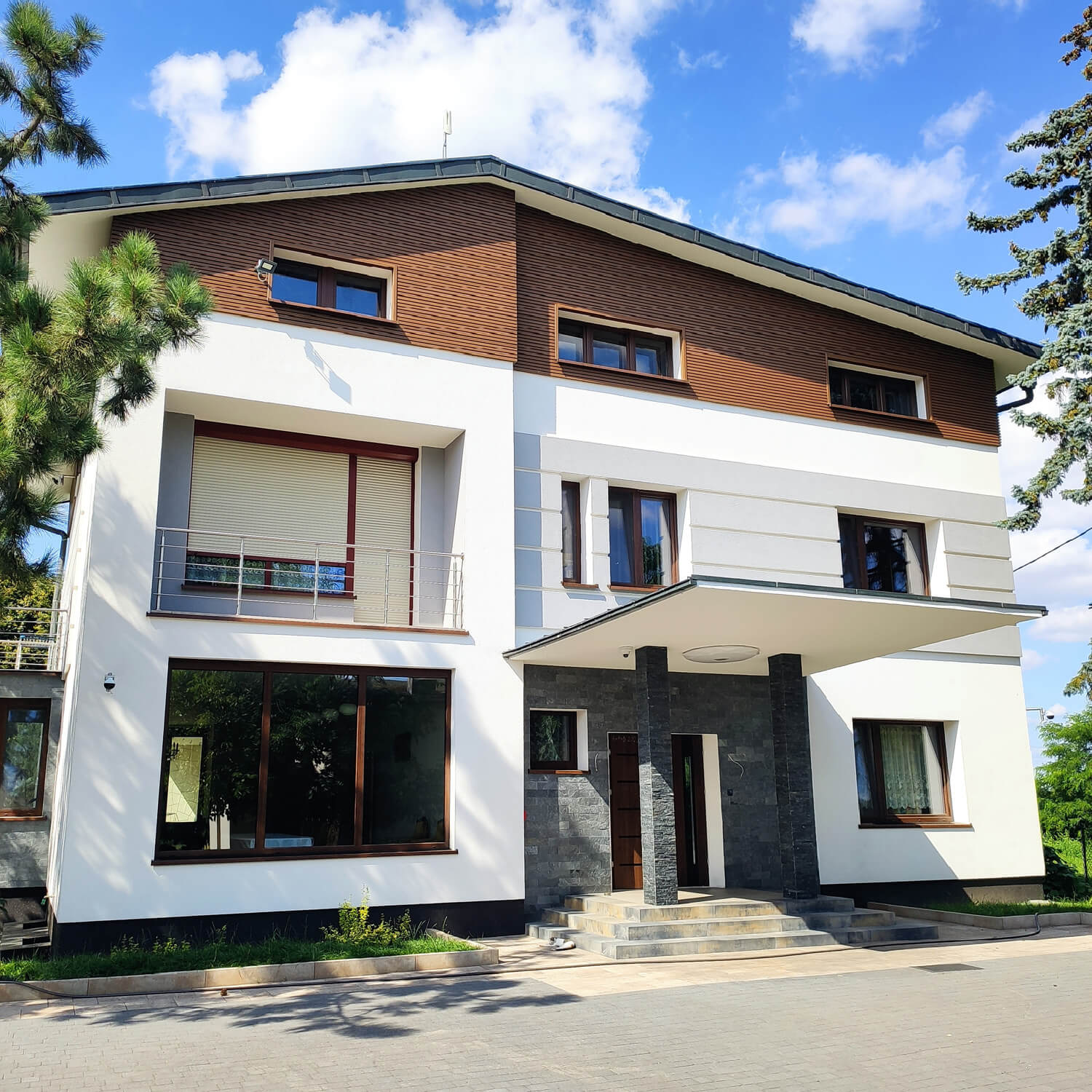 Lamele Premium Teak na elewacji – ułożone w poprzek