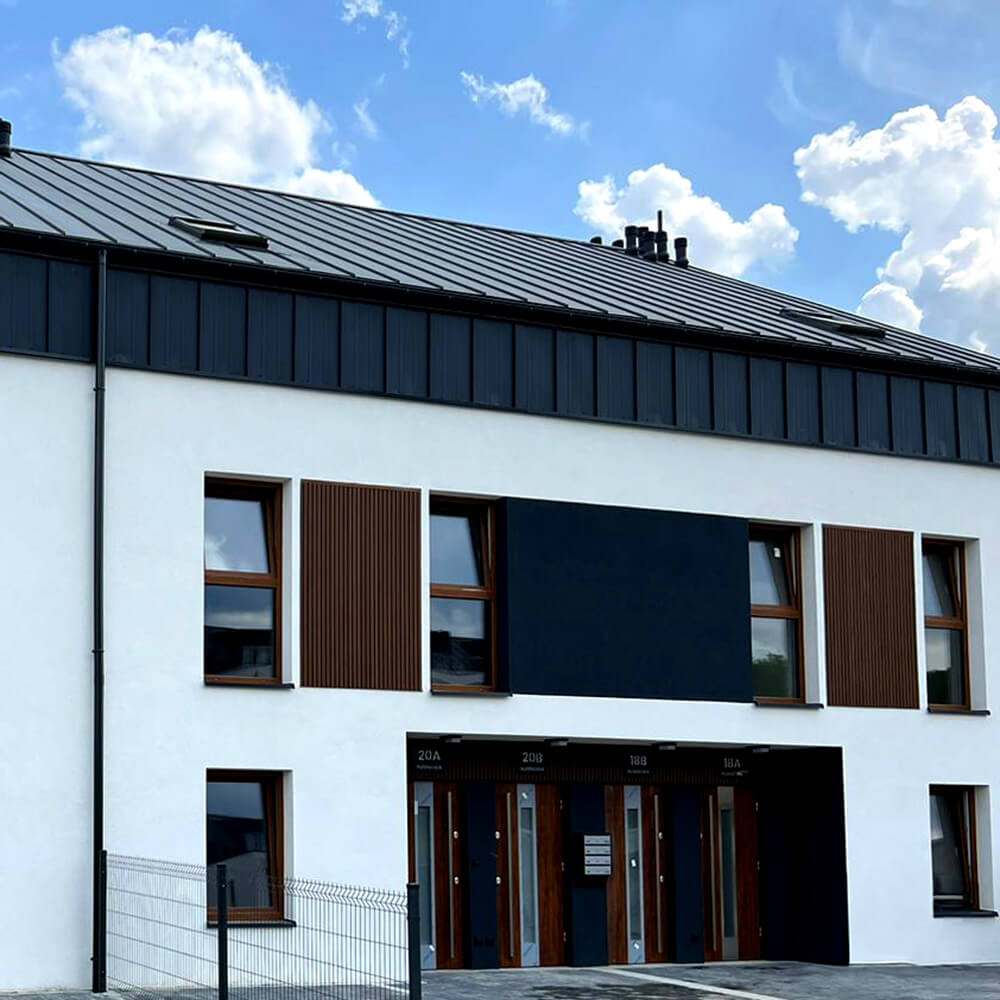 Elementy elewacji lamelowej przy zabudowie okien - Lamele Premium Teak