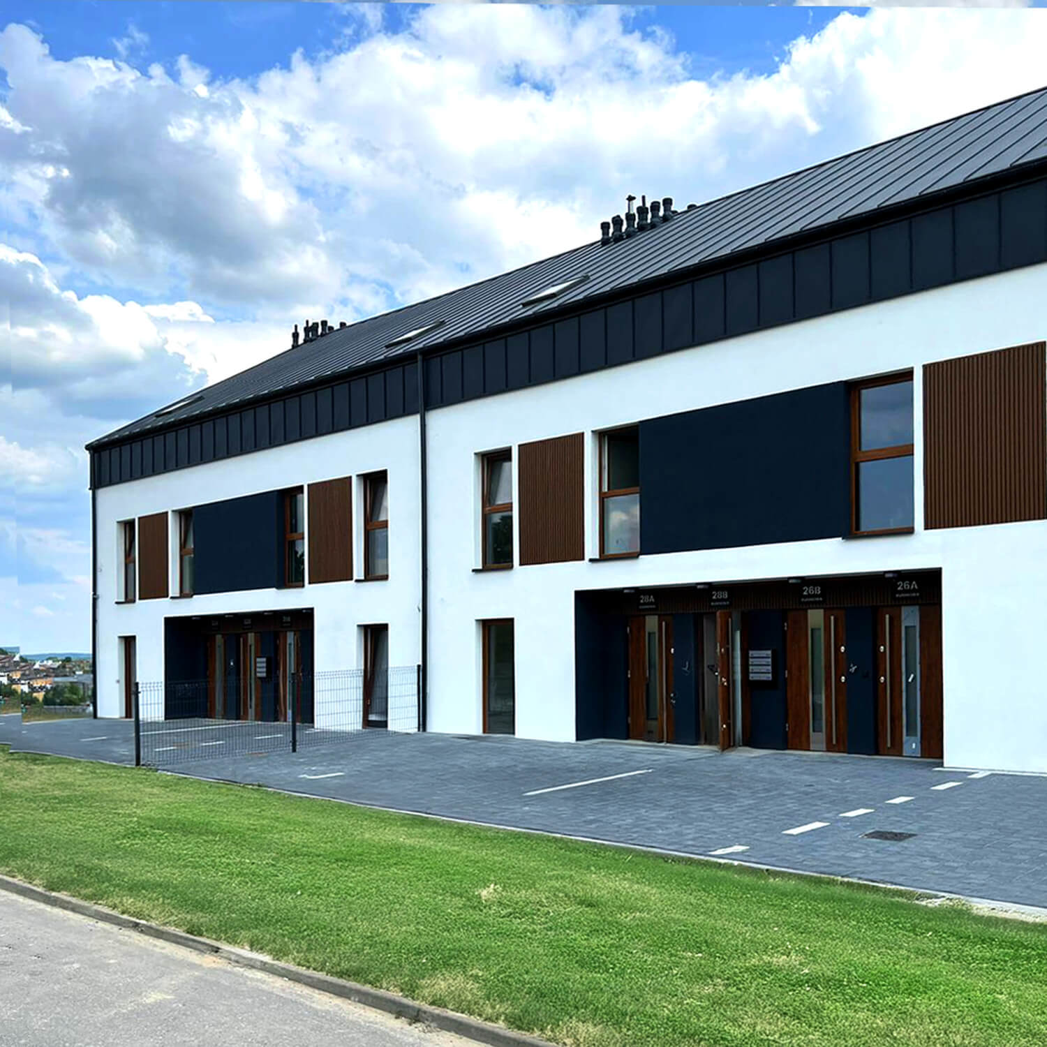 Elementy elewacji lamelowej przy zabudowie okien - Lamele Premium Teak