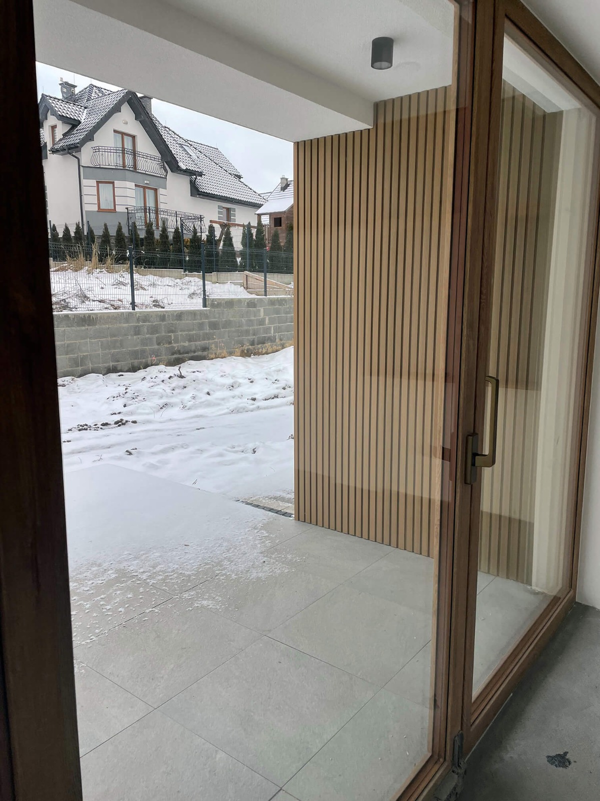 Elewacja lamelowa – lamele kompozytowe Dąb