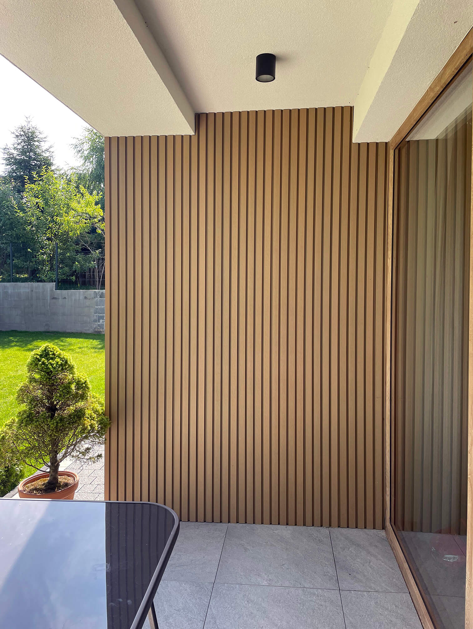 Elewacja lamelowa – lamele kompozytowe Dąb