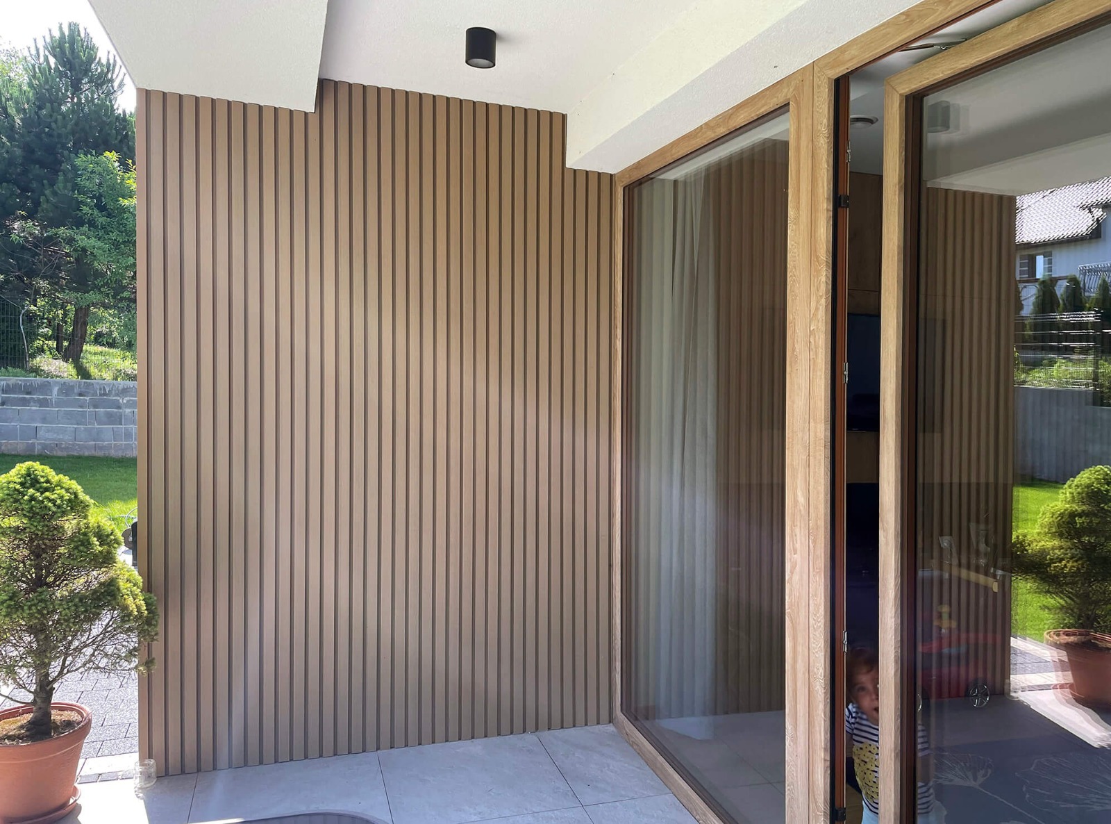 Elewacja lamelowa – lamele kompozytowe Dąb