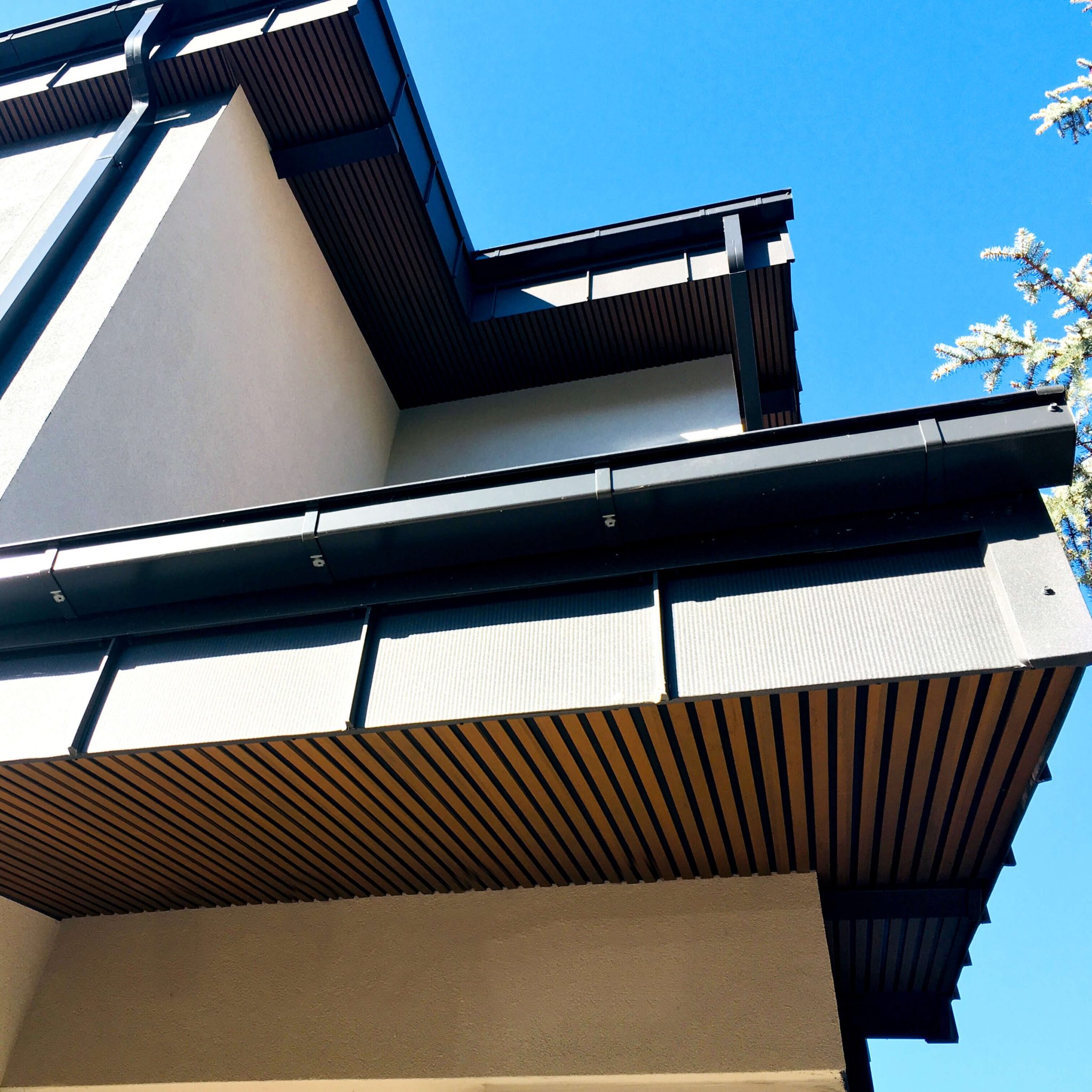 Wykończenie przestrzeni pod dachem budynku - Lamele DUO Teak/Czarny