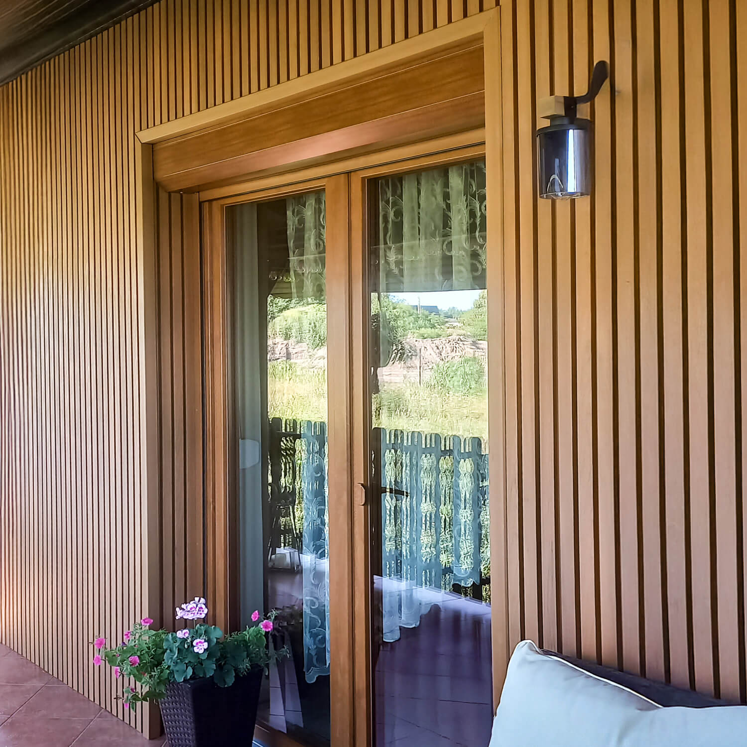 Elewacja z lameli kompozytowych Premium Amber – Styl i Trwałość