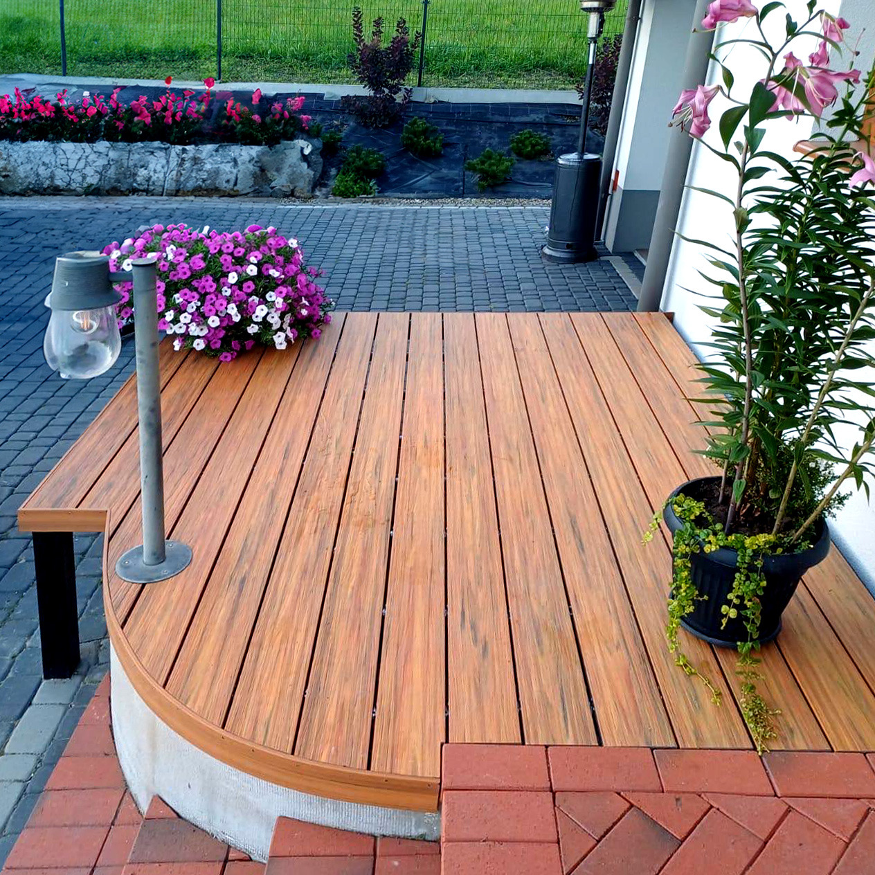 Kameralny taras wejściowy z balustradą Amber Premium