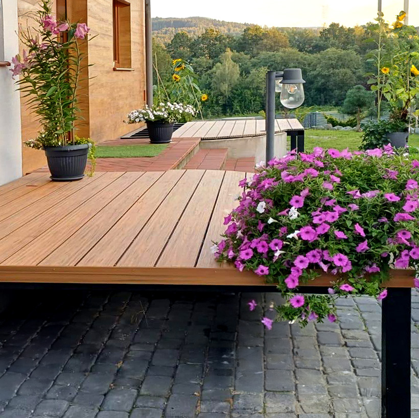 Kameralny taras wejściowy z balustradą Amber Premium