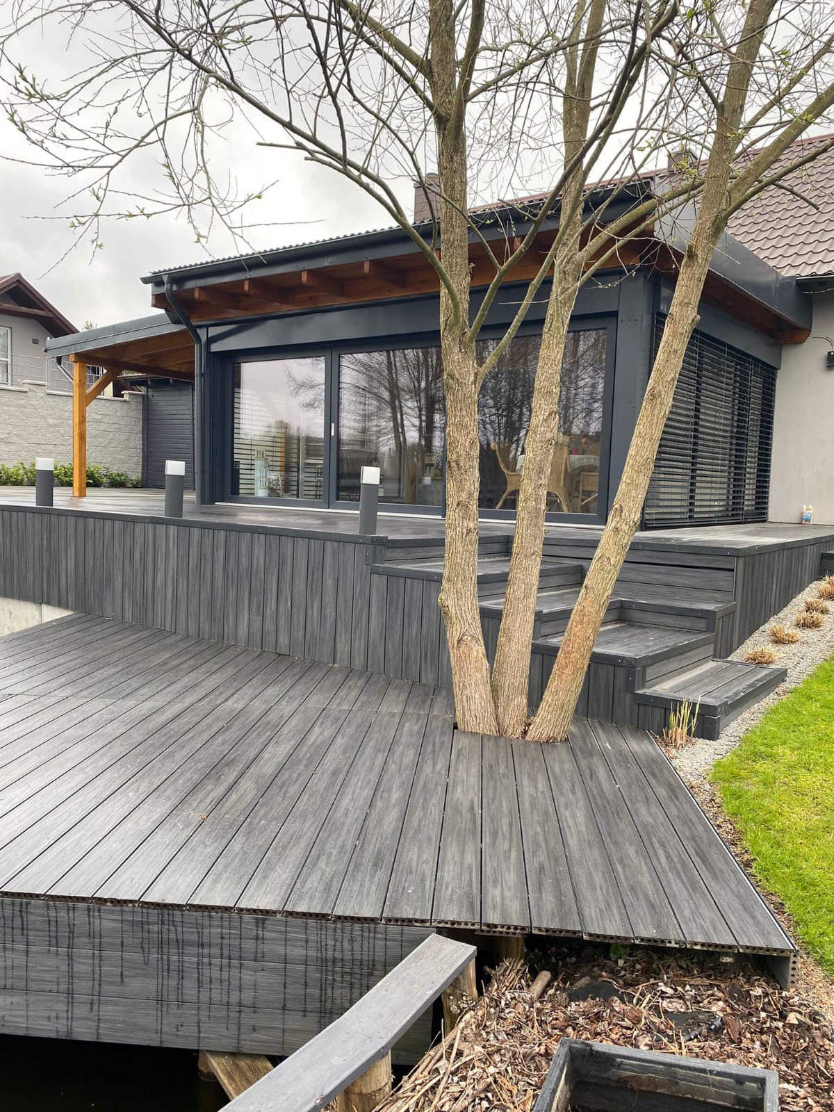 Taras ze schodami – deska tarasowa kompozytowa Premium Antracyt