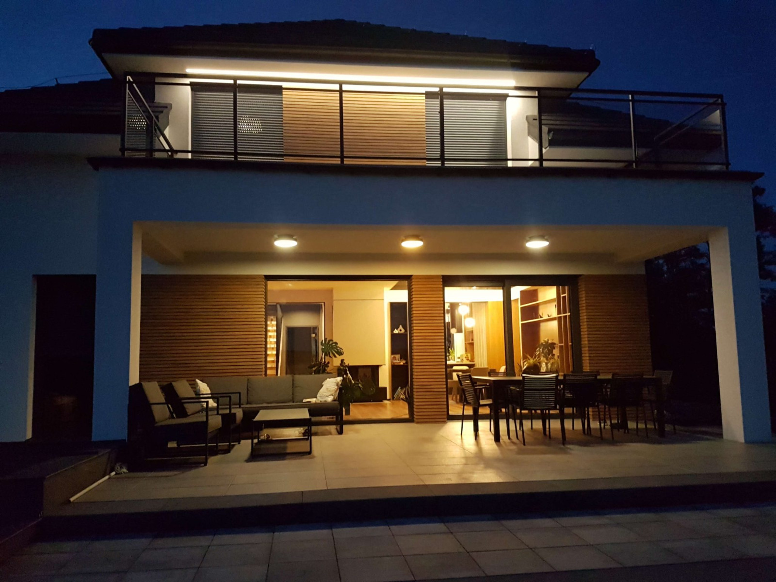 Lamele na elewacji w roli głównej – nowy kolor: Dąb Winchester