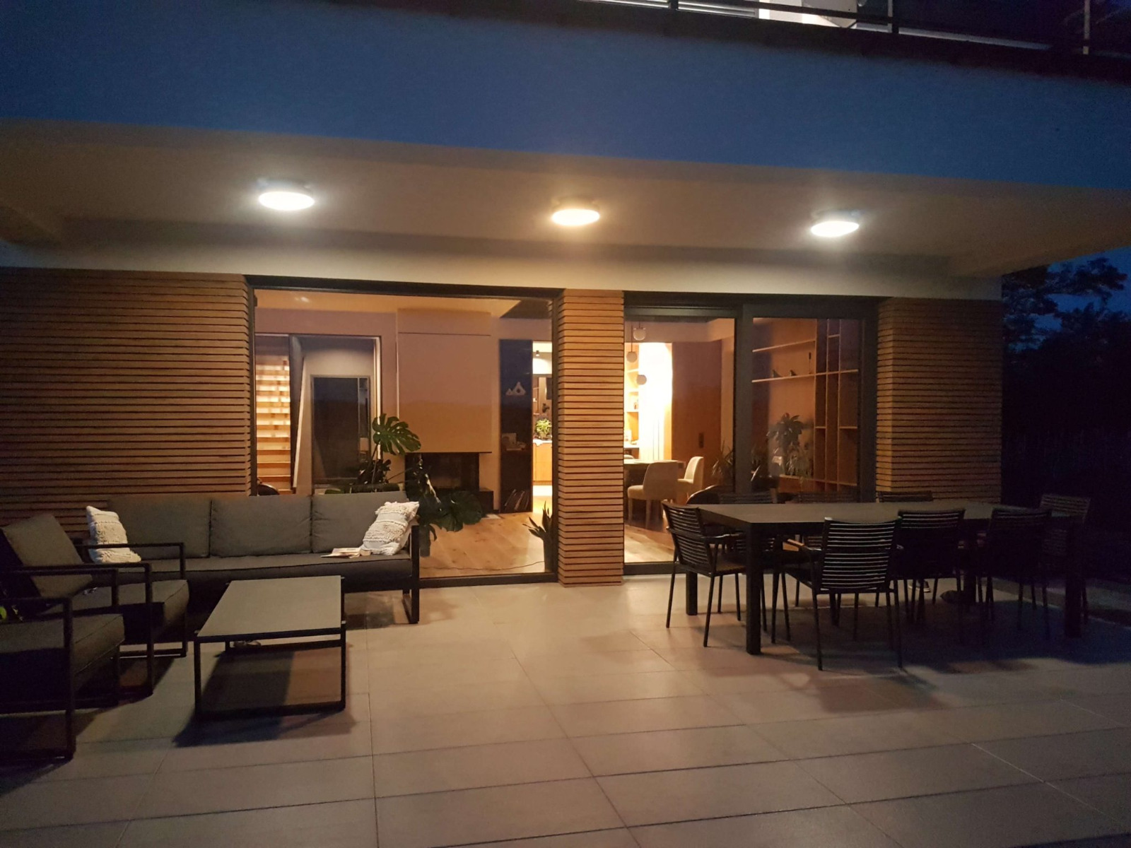 Lamele na elewacji w roli głównej – nowy kolor: Dąb Winchester