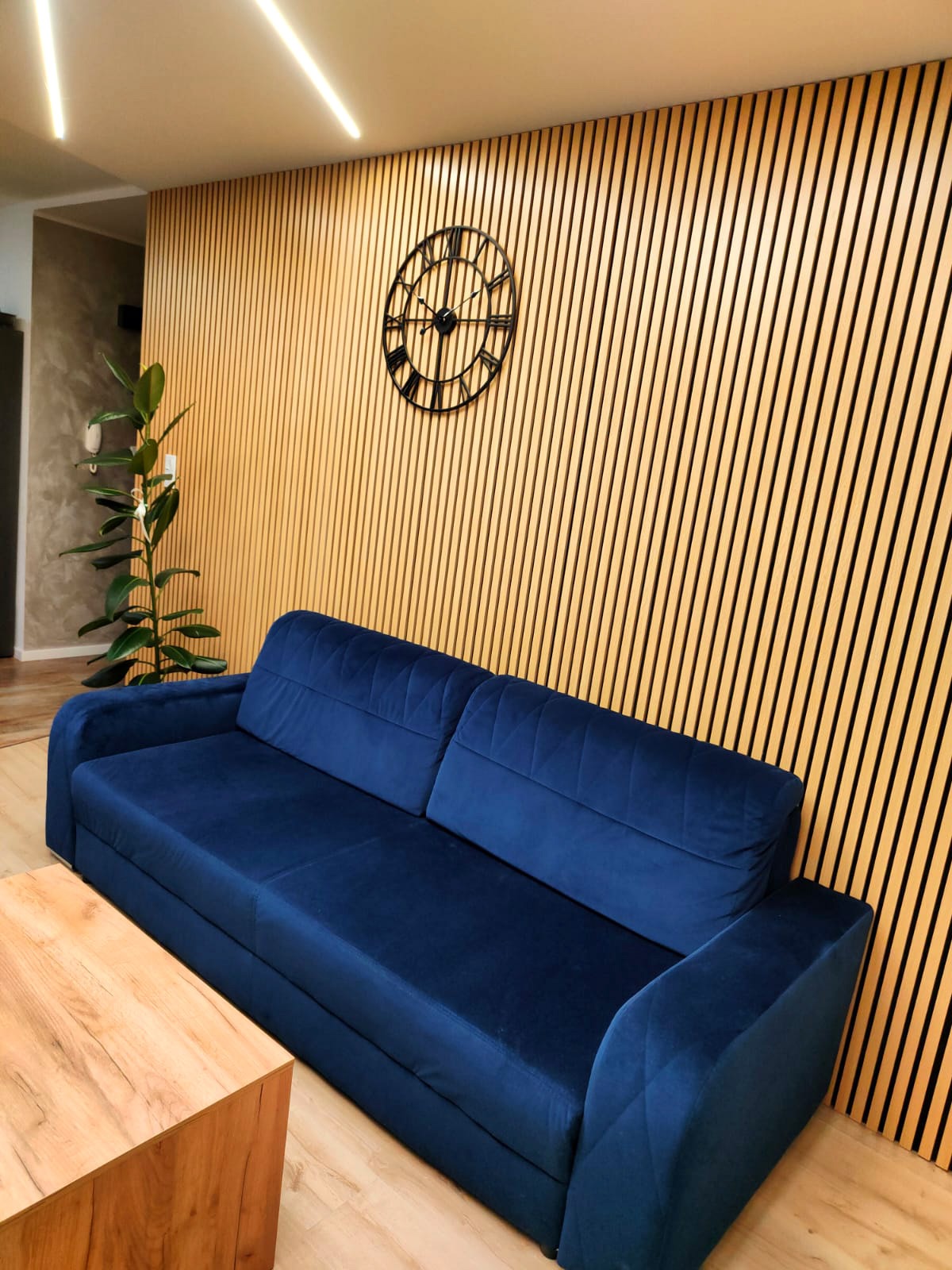 Aranżacja salonu – lamele akustyczne Dąb Jasny