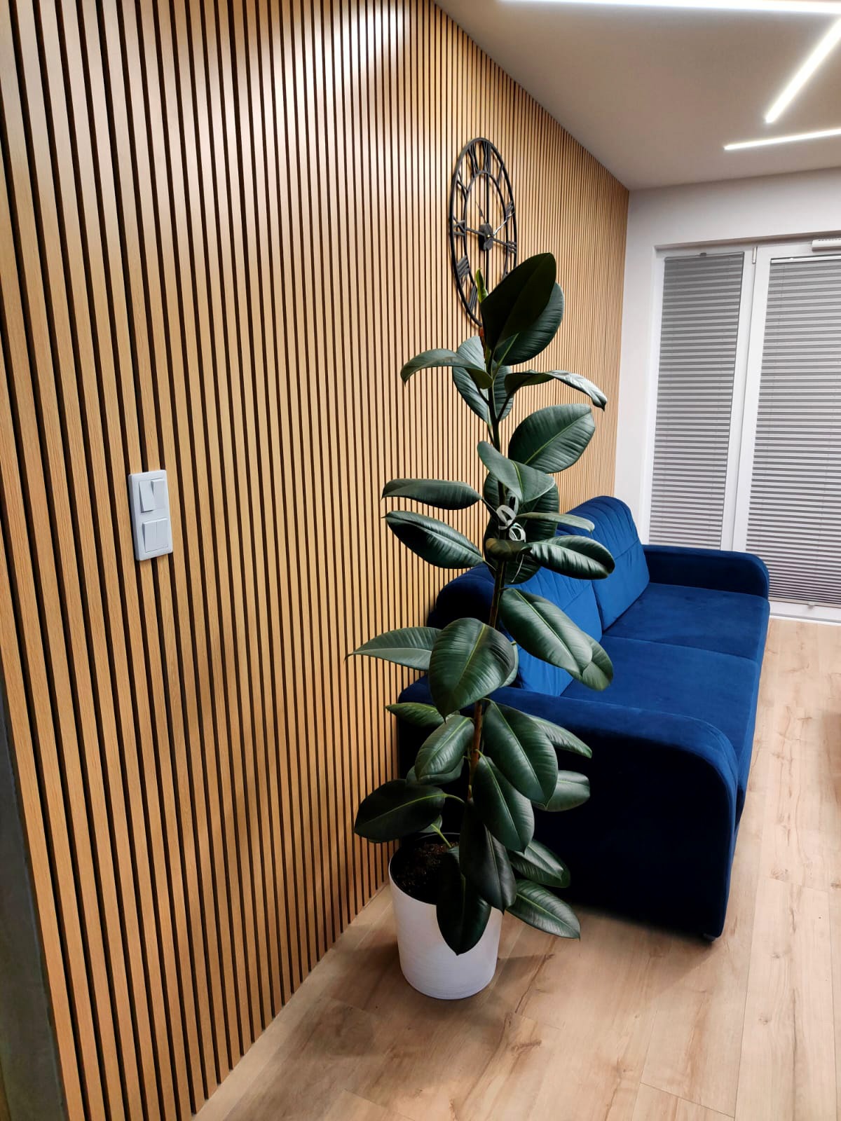 Aranżacja salonu – lamele akustyczne Dąb Jasny