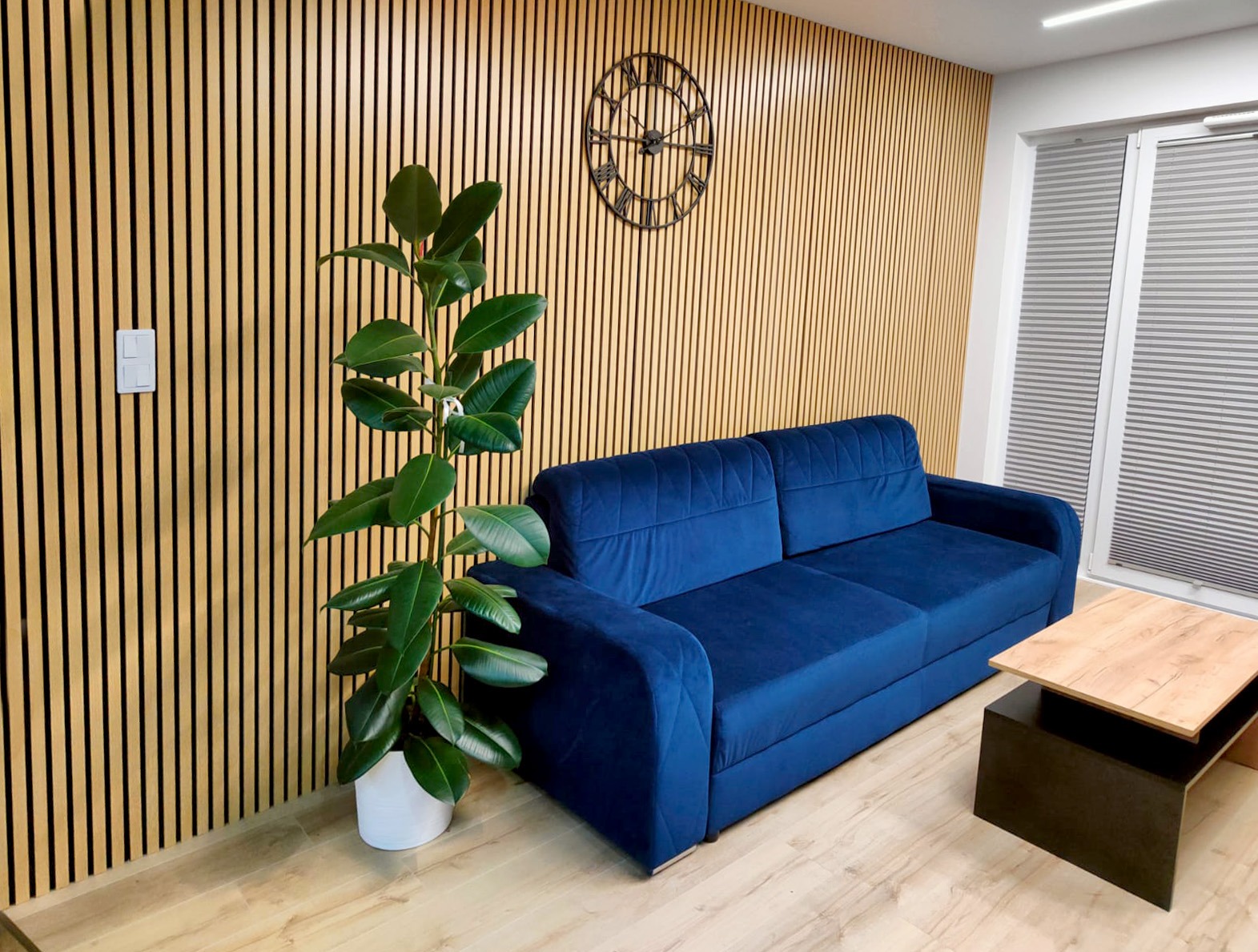 Aranżacja salonu – lamele akustyczne Dąb Jasny