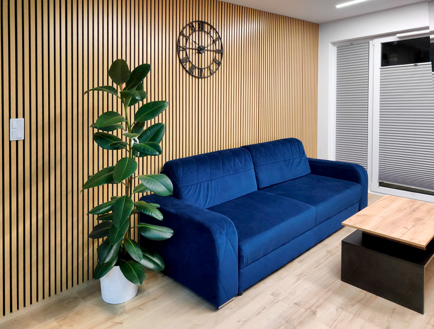 Aranżacja salonu – lamele akustyczne Dąb Jasny