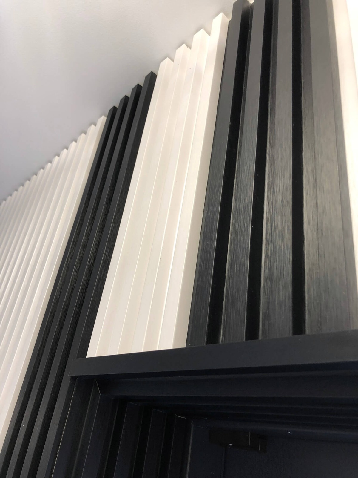 Lamele ścienne wewnętrzne Satyna Czarny i Biały – zabudowa drzwi