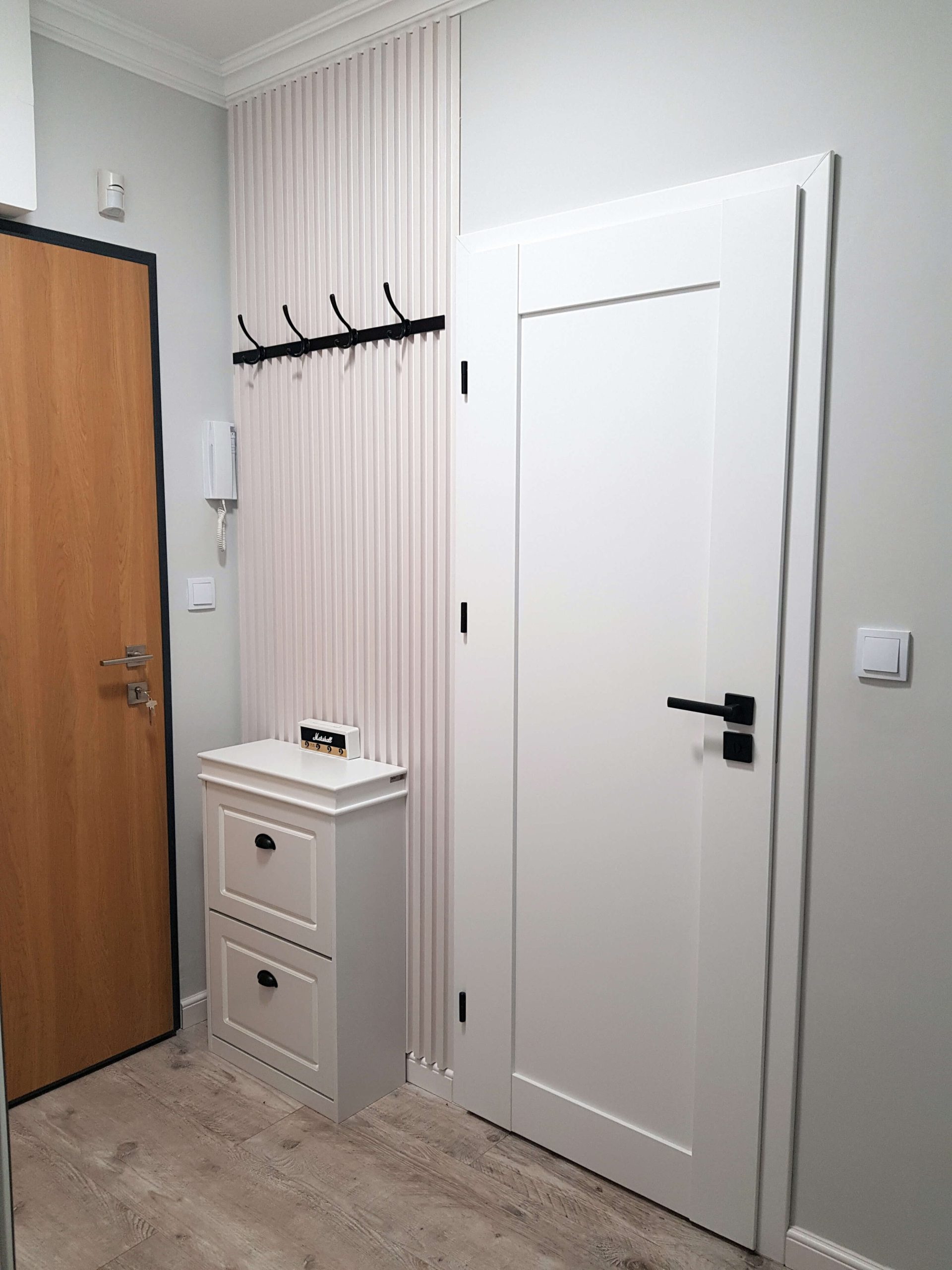 Lamele ścienne białe satynowe – aranżacja przedpokoju