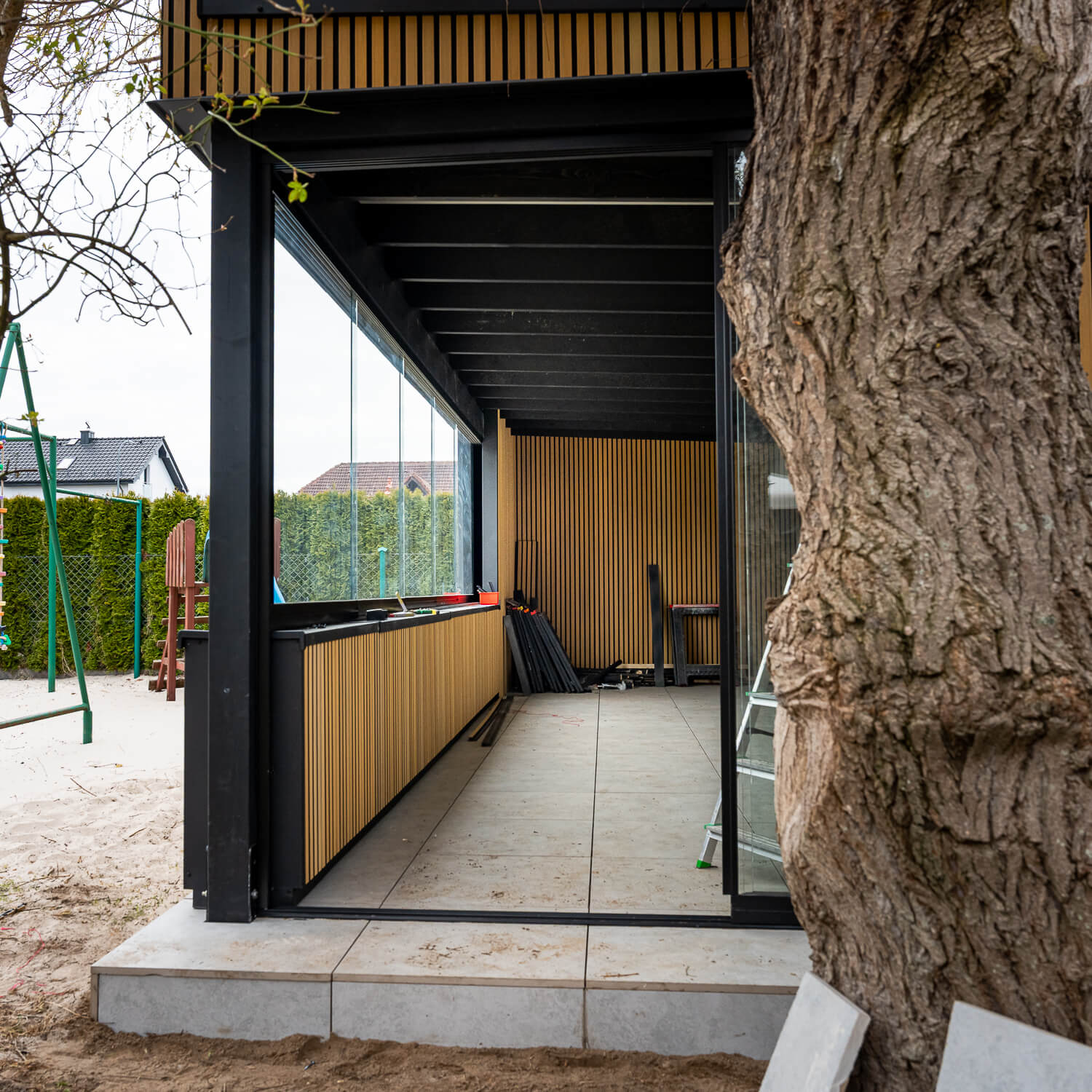 Nowoczesna zabudowa ogrodowa z lameli kompozytowych Light Oak