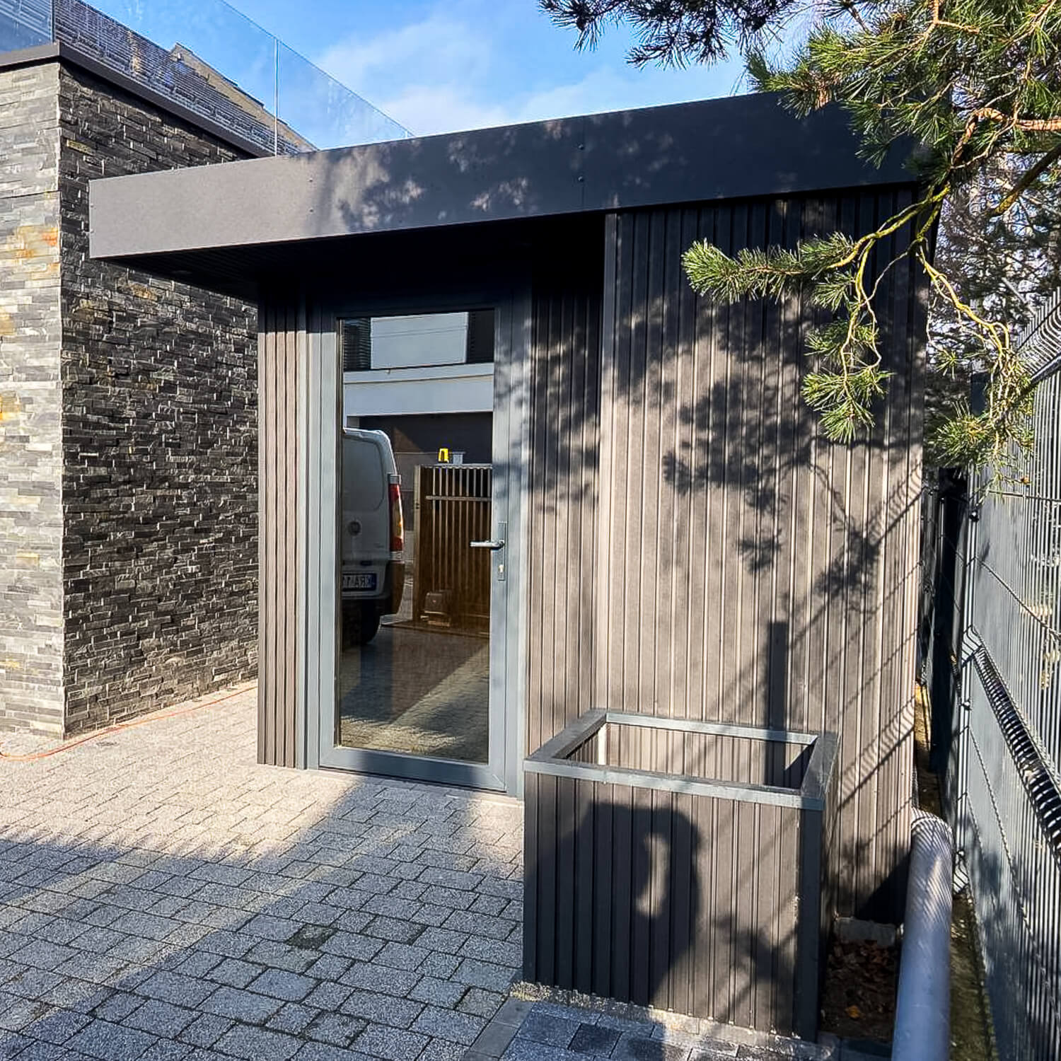 Minimalistyczna sauna ogrodowa - lamele Premium Silver Gray