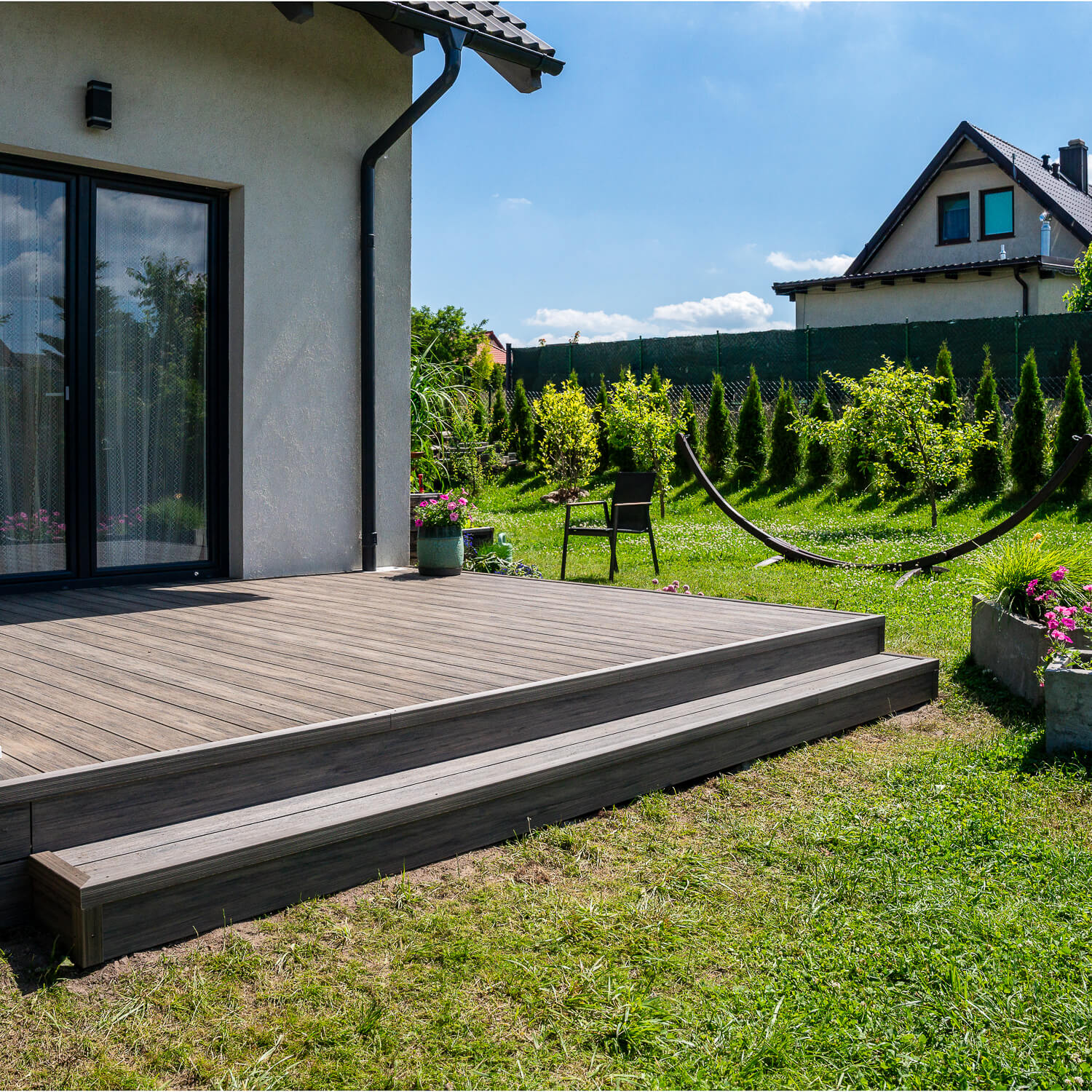 Przestronny taras z zadaszeniem – deska kompozytowa Premium Antique