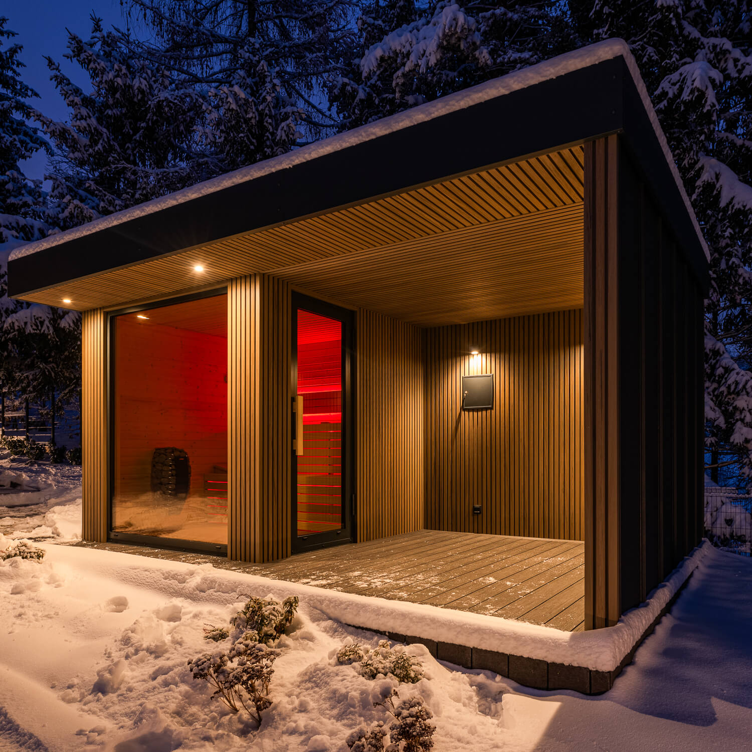 Ekskluzywna sauna w ogrodzie – wykończenie lamelami Premium Dąb Antyczny