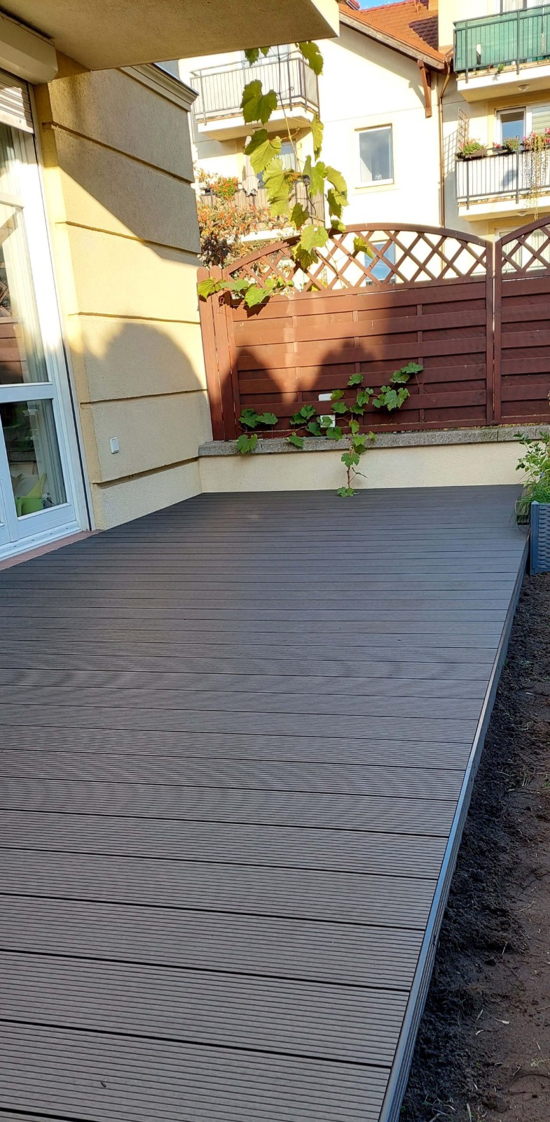 Mały taras i skrzynia z desek kompozytowych Standard Antracyt