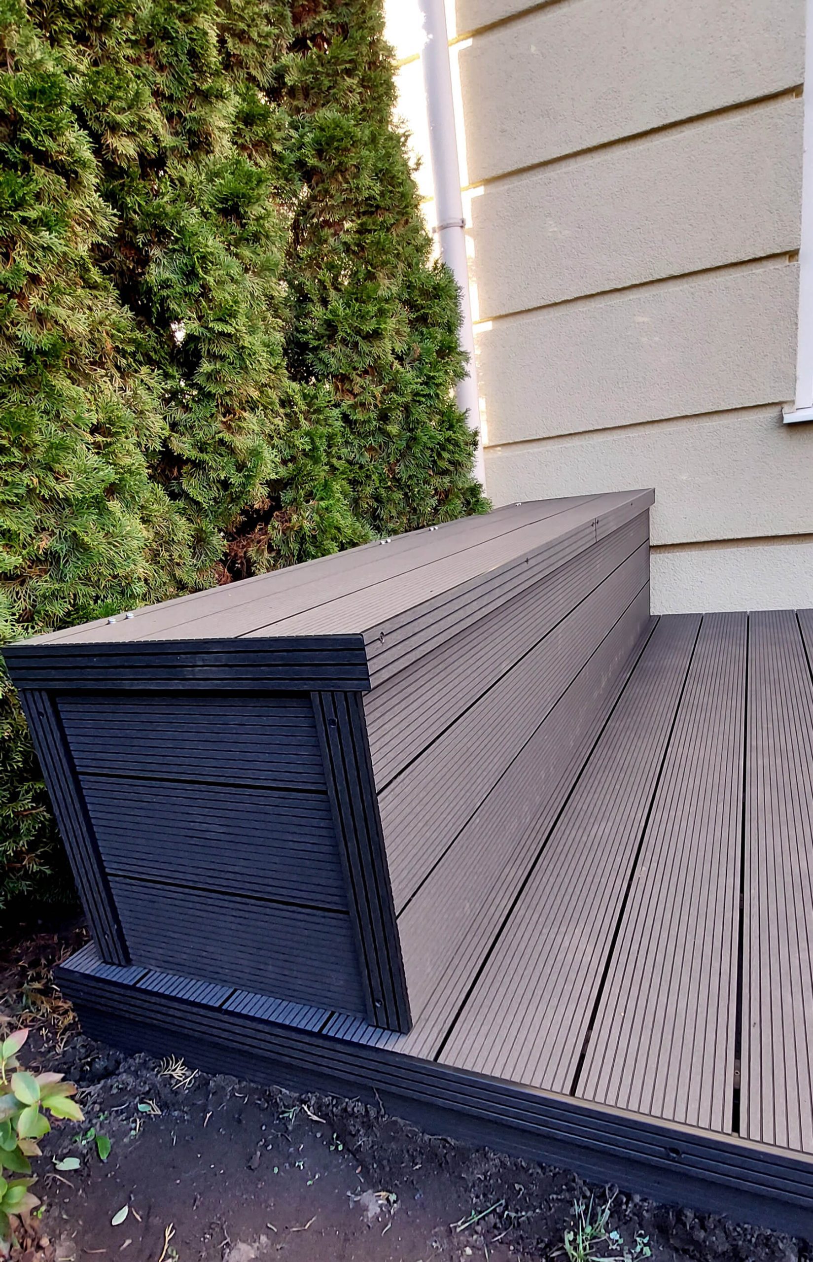 Mały taras i skrzynia z desek kompozytowych Standard Antracyt