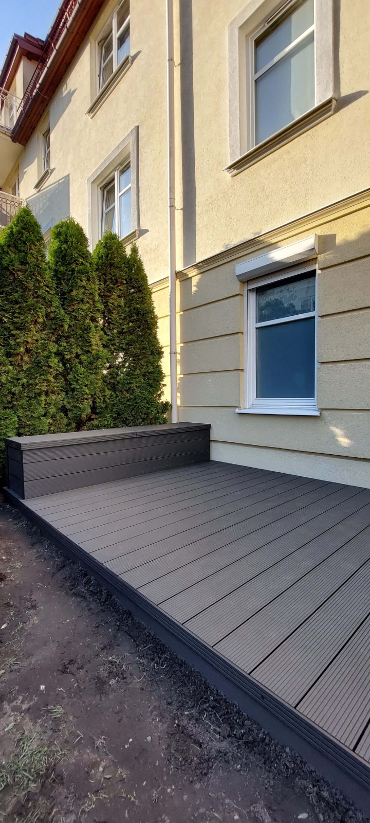 Mały taras i skrzynia z desek kompozytowych Standard Antracyt