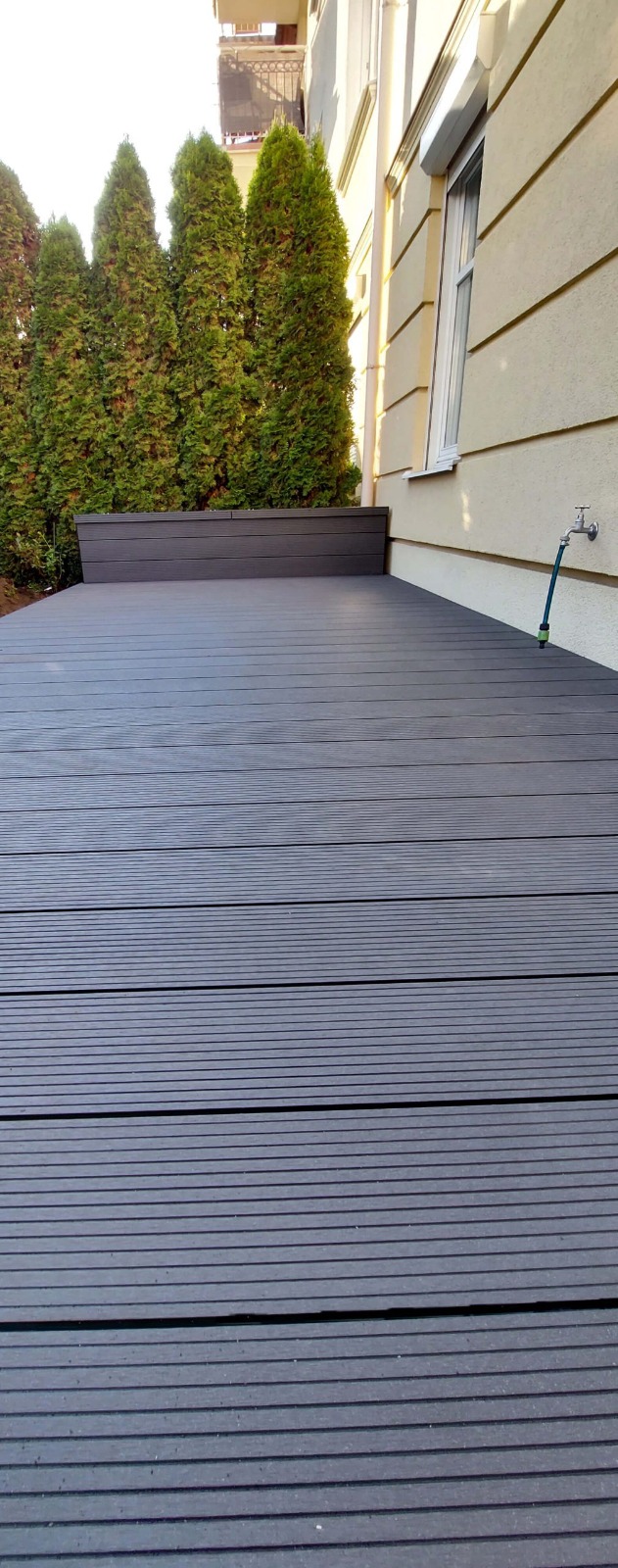 Mały taras i skrzynia z desek kompozytowych Standard Antracyt