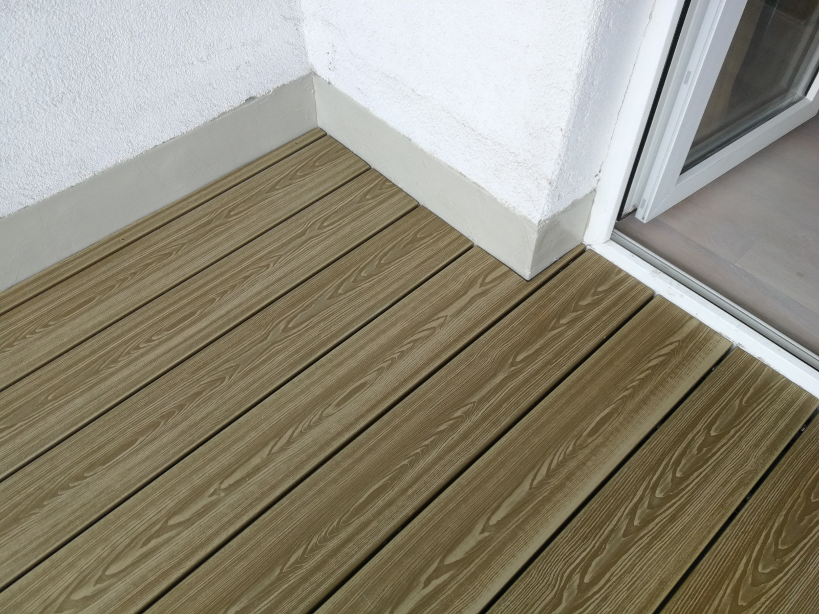 Miodowy Teak 3D balkon - harmonia w miejskiej przestrzeni