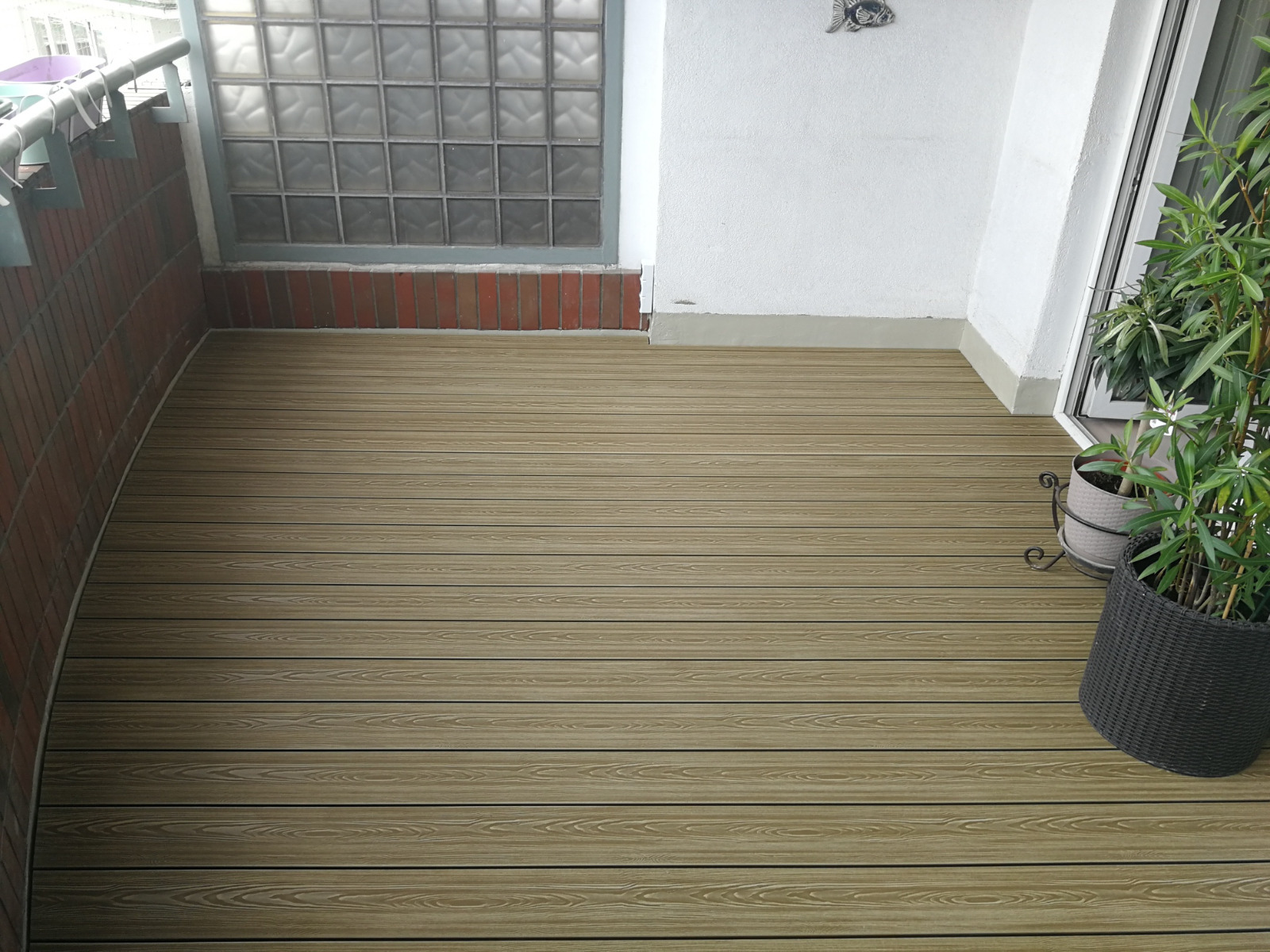 Miodowy Teak 3D balkon - harmonia w miejskiej przestrzeni